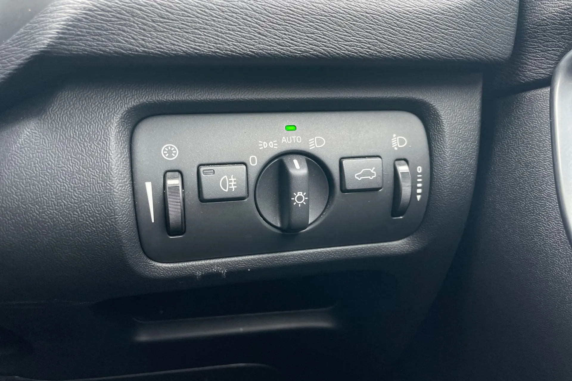 Volvo V40 thumbnail image number 42