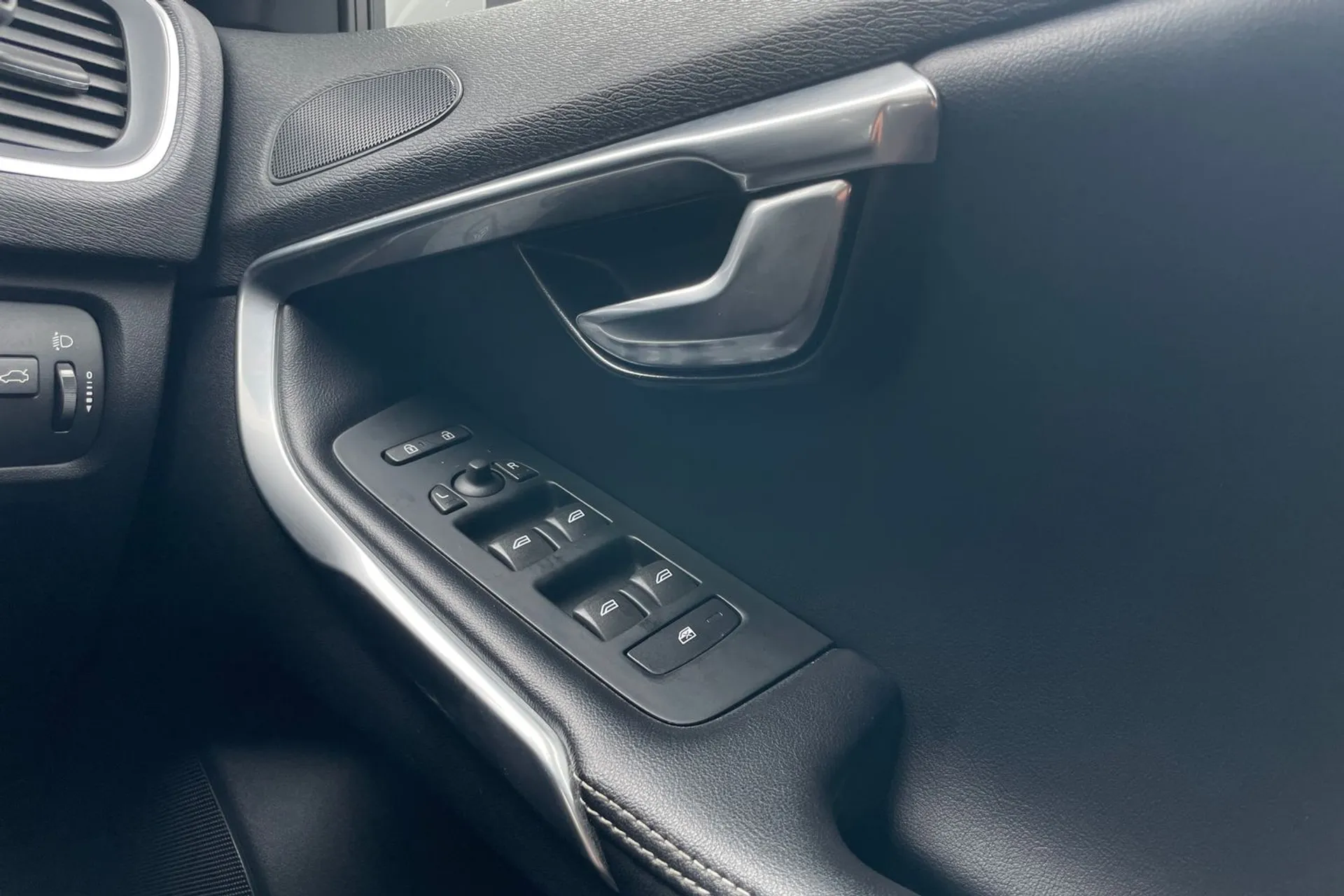 Volvo V40 thumbnail image number 40