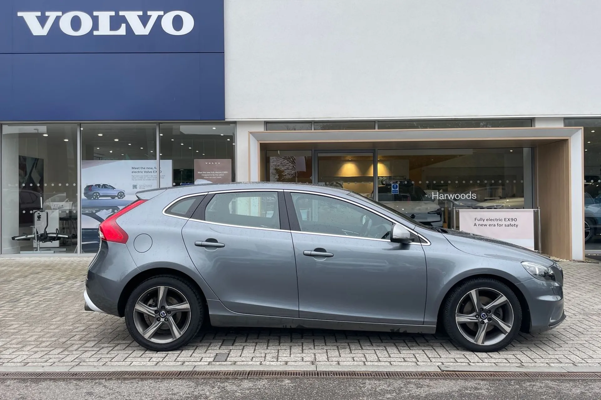 Volvo V40 thumbnail image number 2