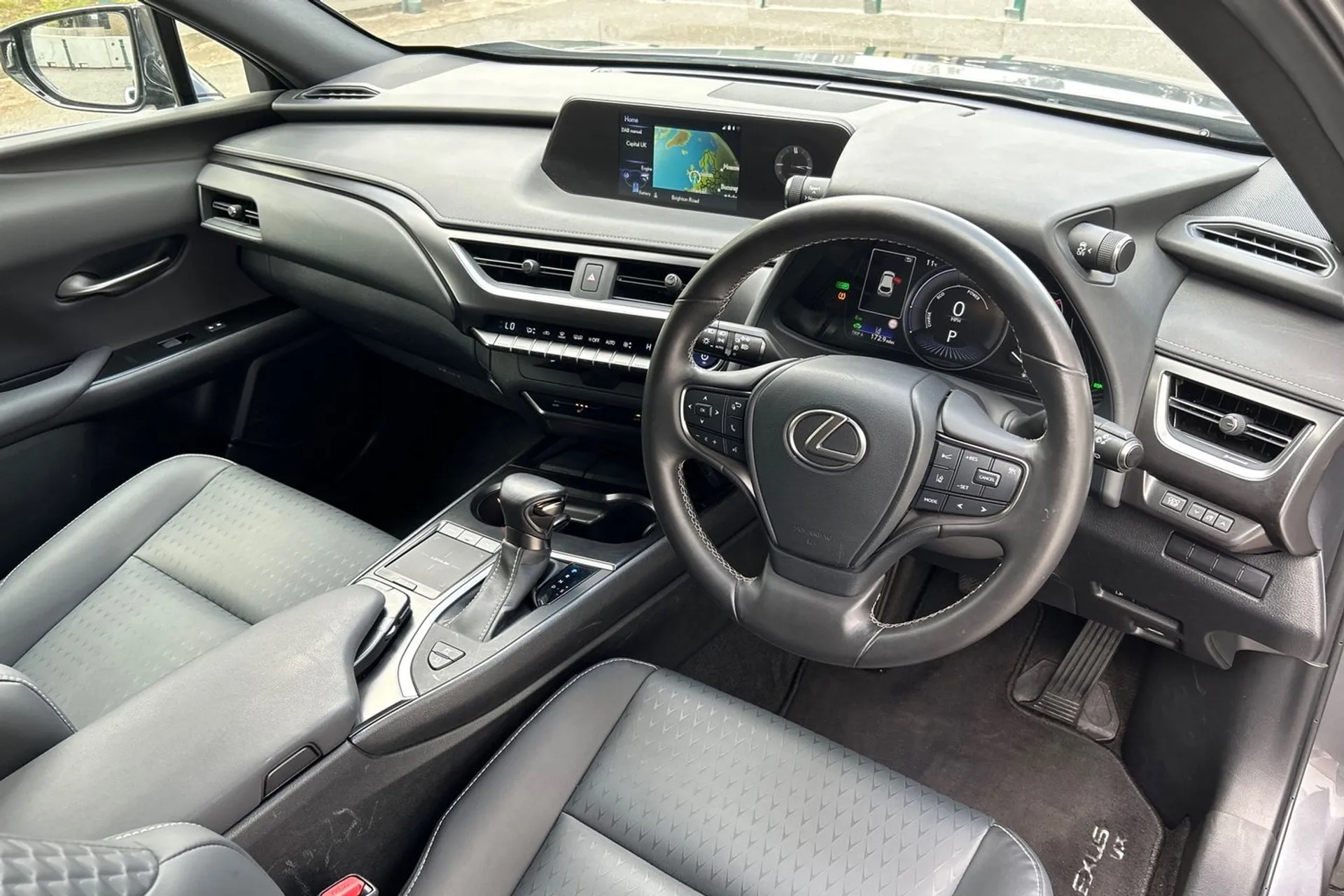 LEXUS UX thumbnail image number 12