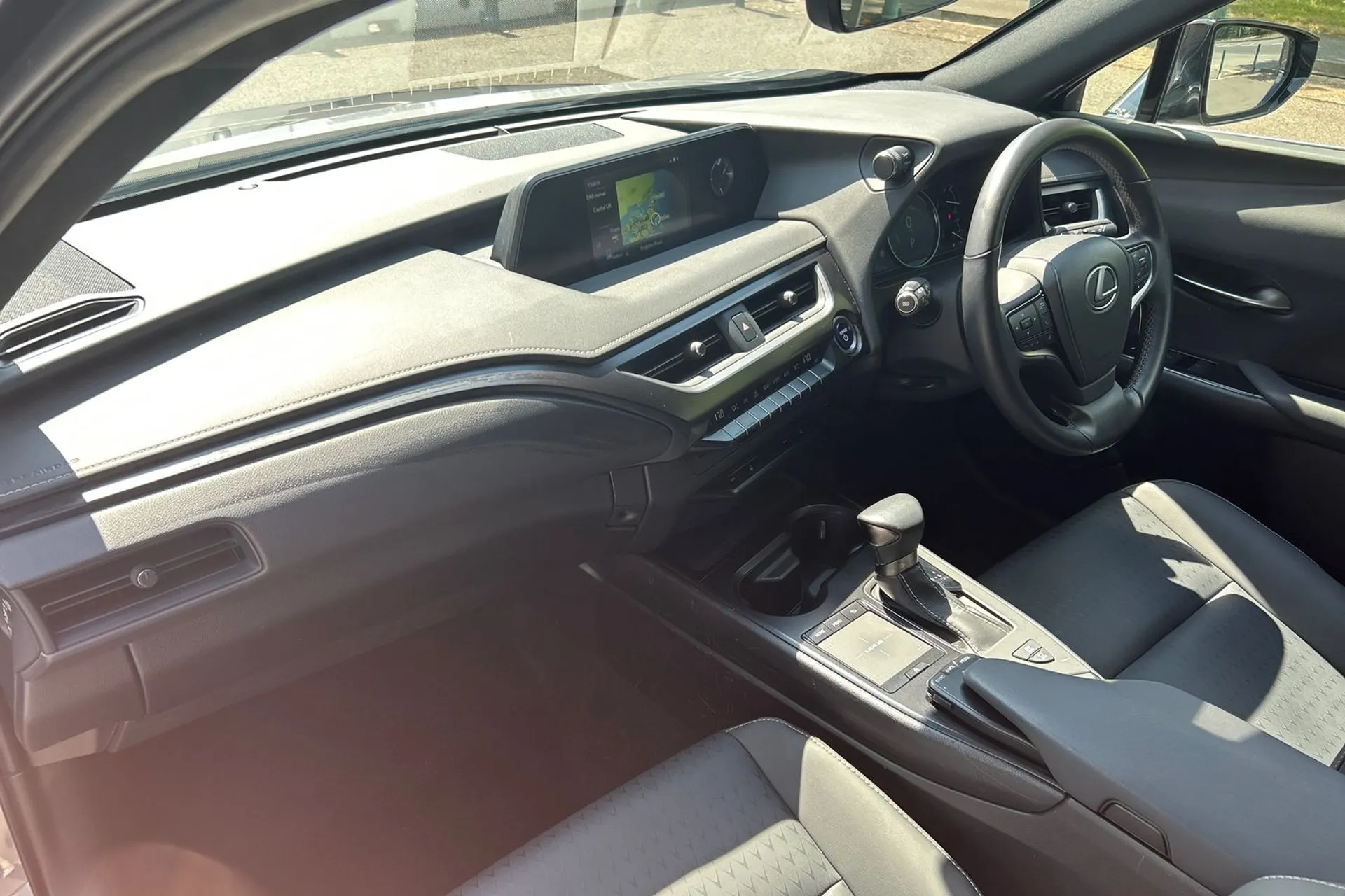 LEXUS UX thumbnail image number 17