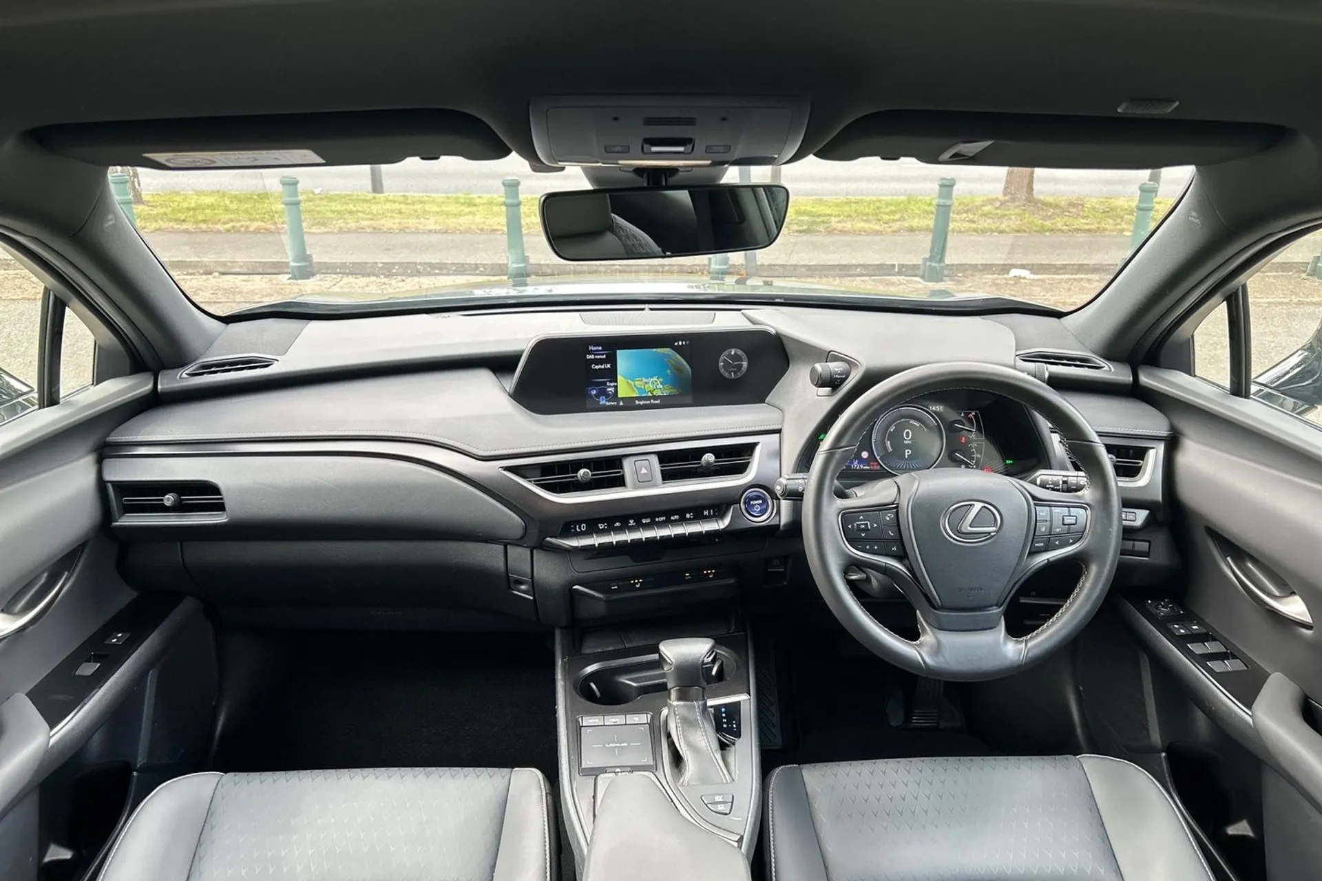 LEXUS UX thumbnail image number 3