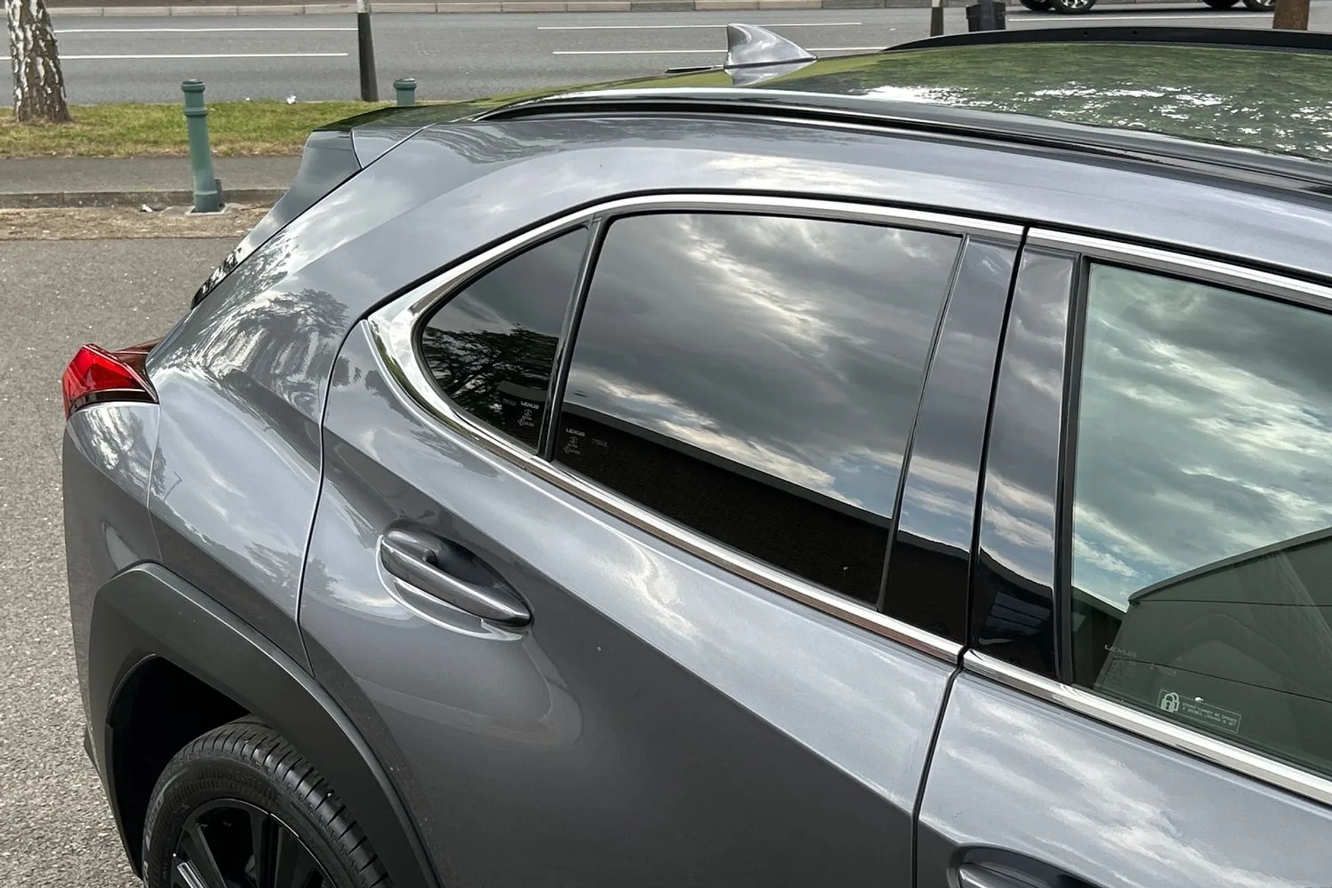 LEXUS UX thumbnail image number 28