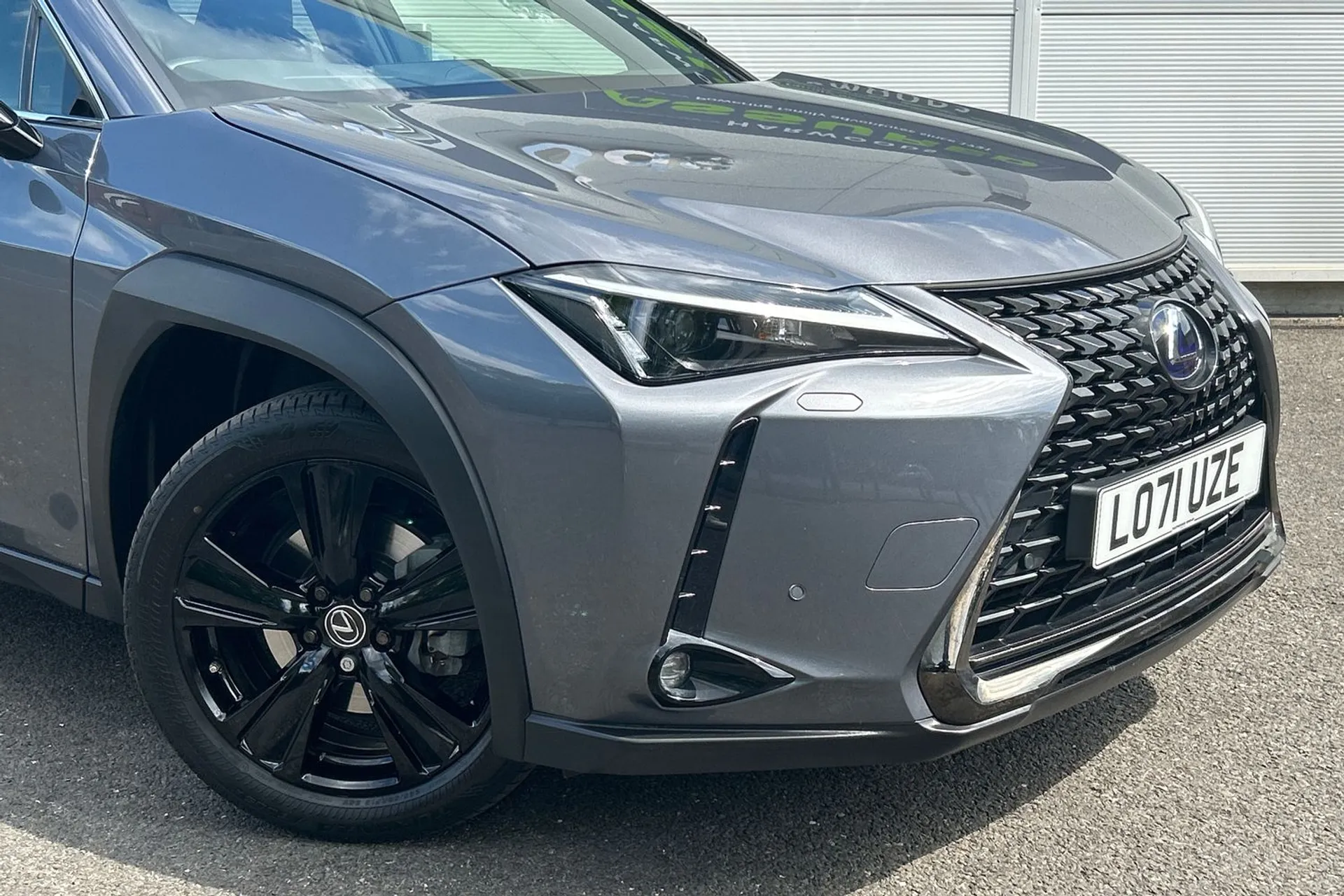 LEXUS UX thumbnail image number 21