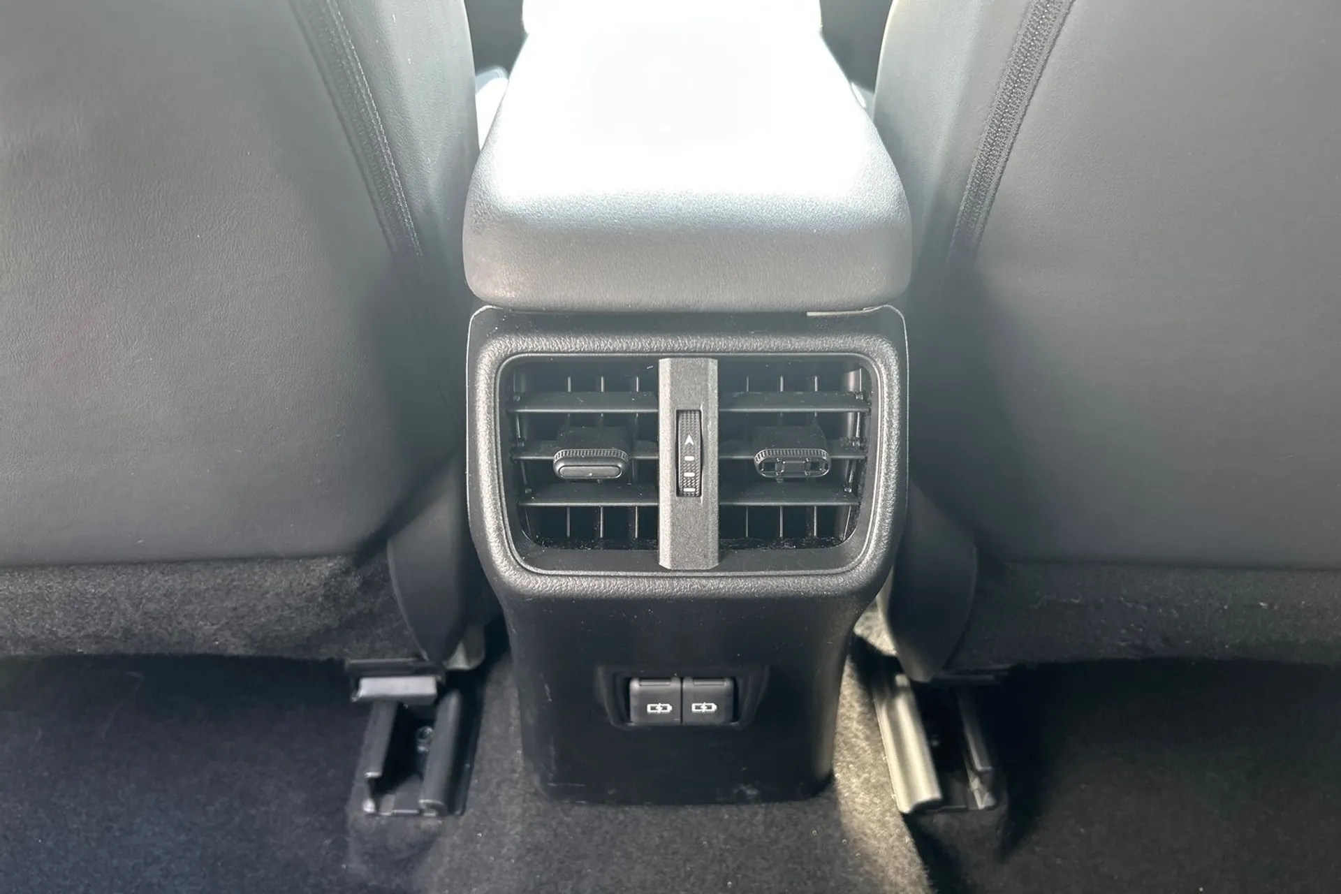 LEXUS UX thumbnail image number 33
