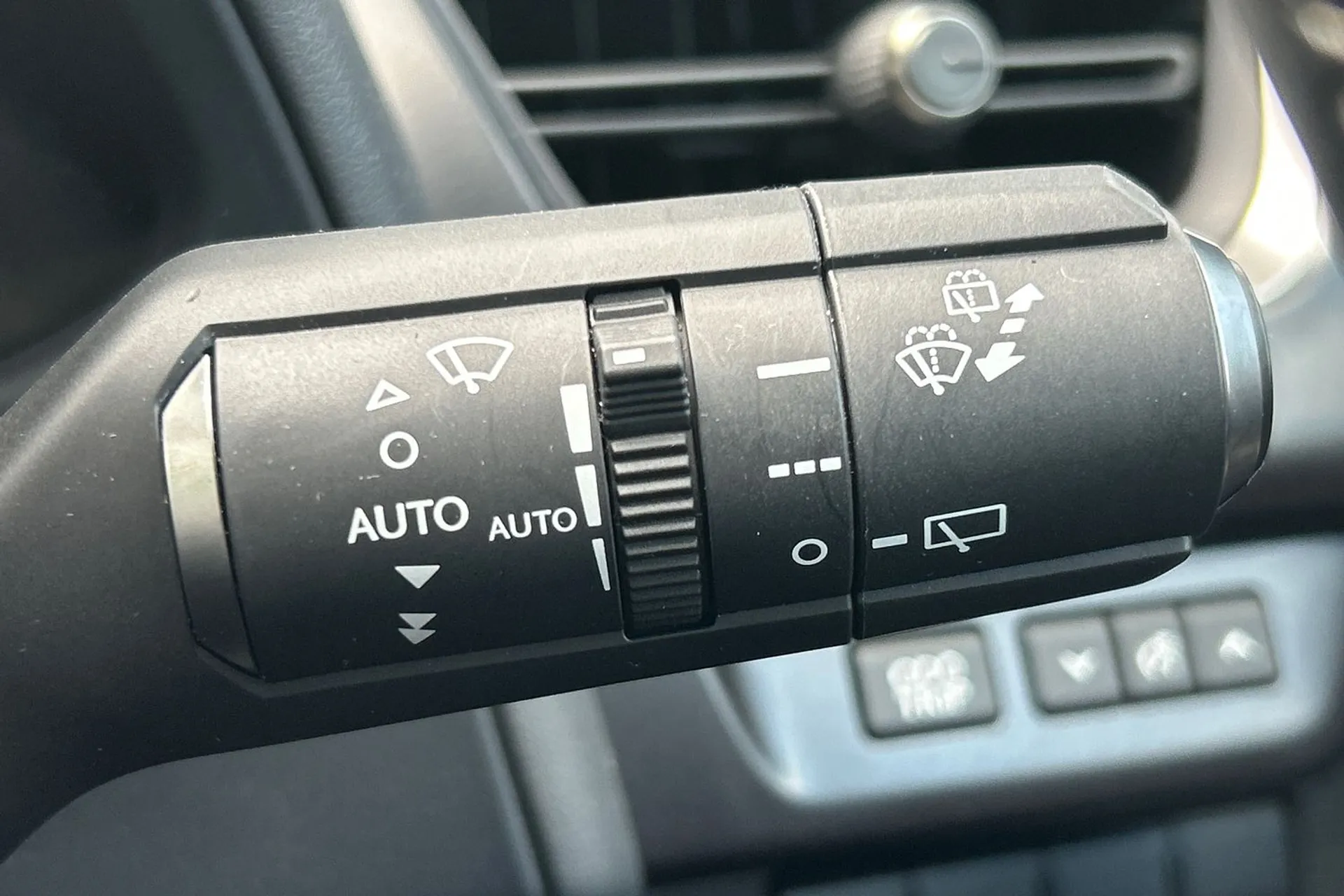 LEXUS UX thumbnail image number 60