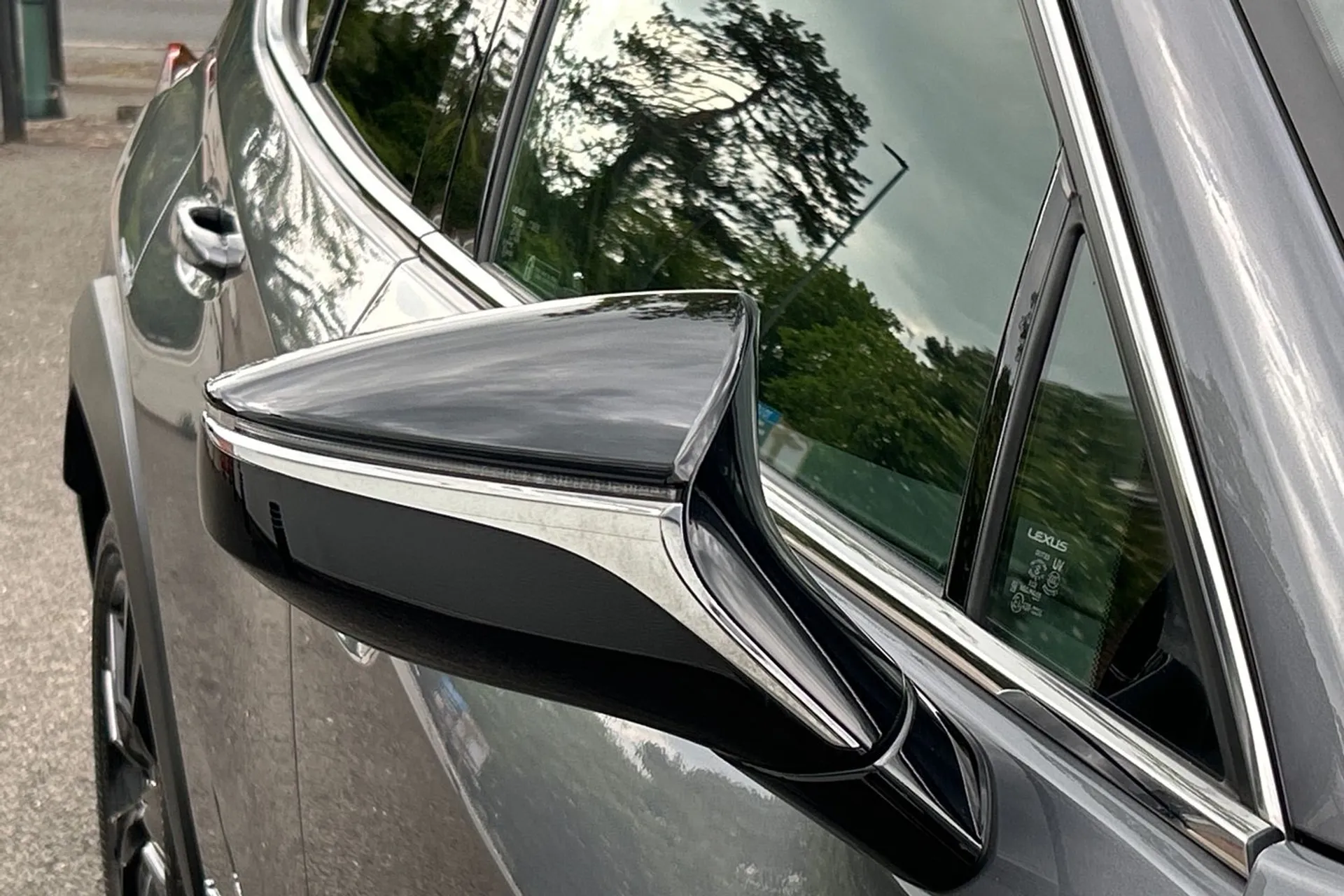 LEXUS UX thumbnail image number 51