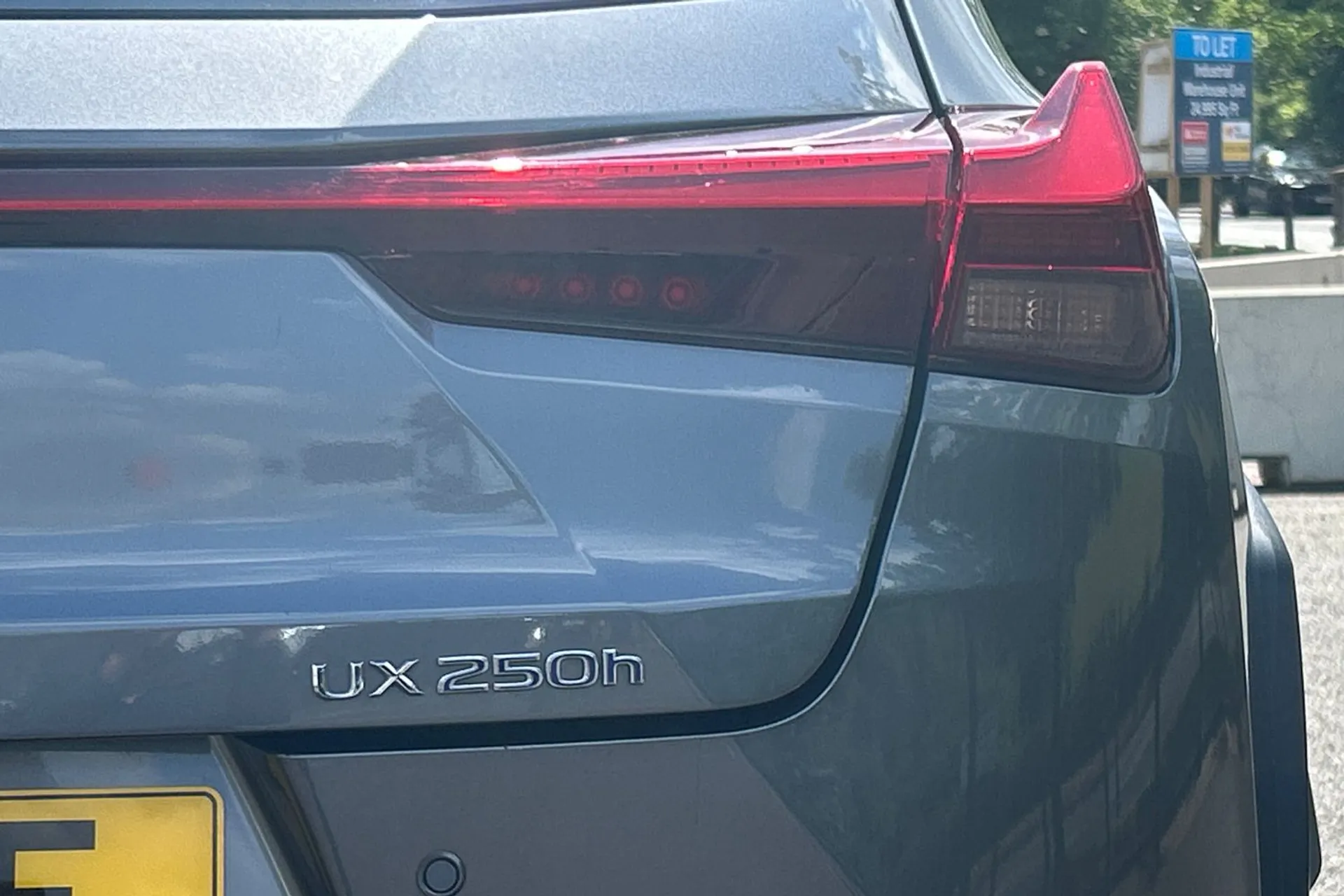 LEXUS UX thumbnail image number 36