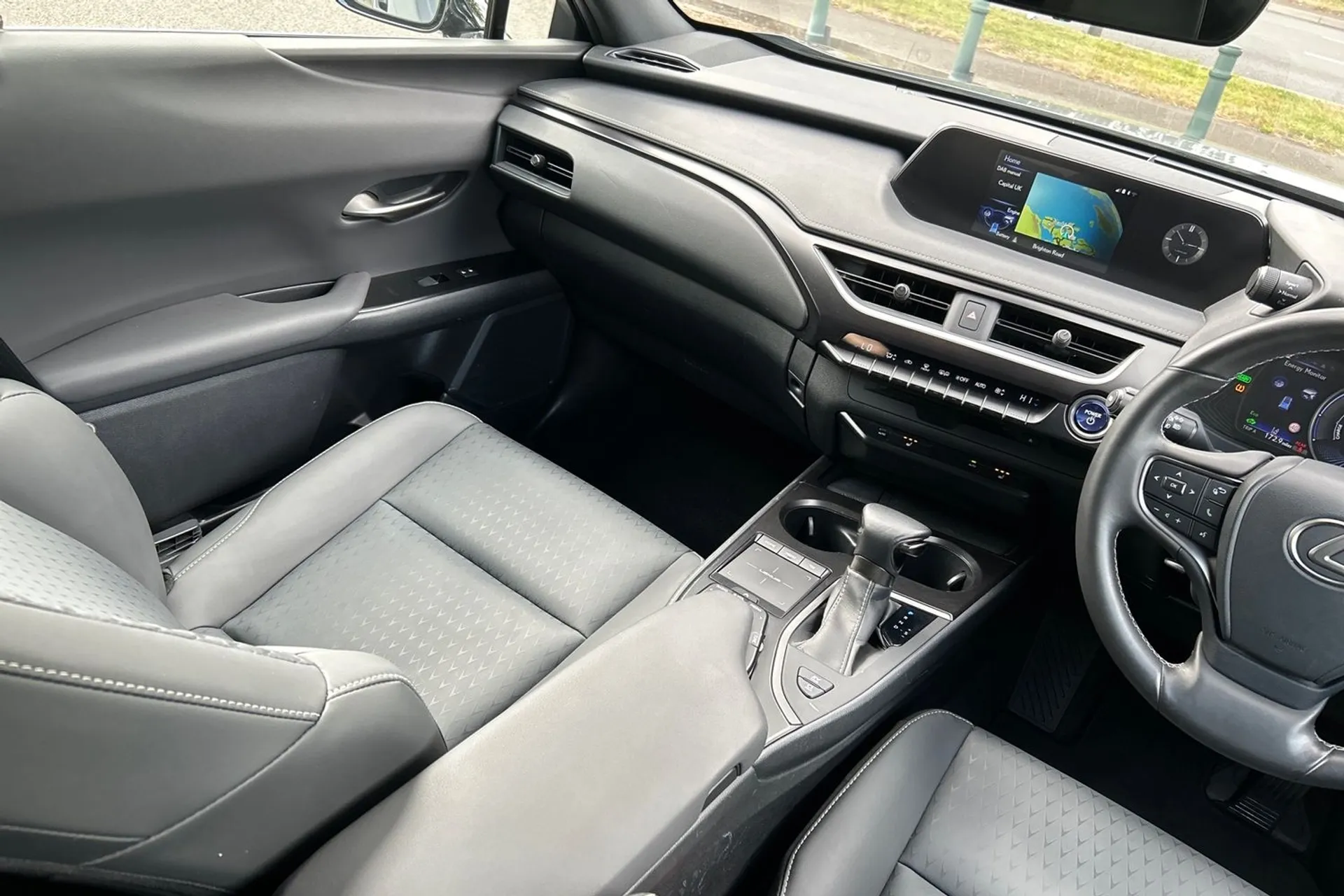 LEXUS UX thumbnail image number 38