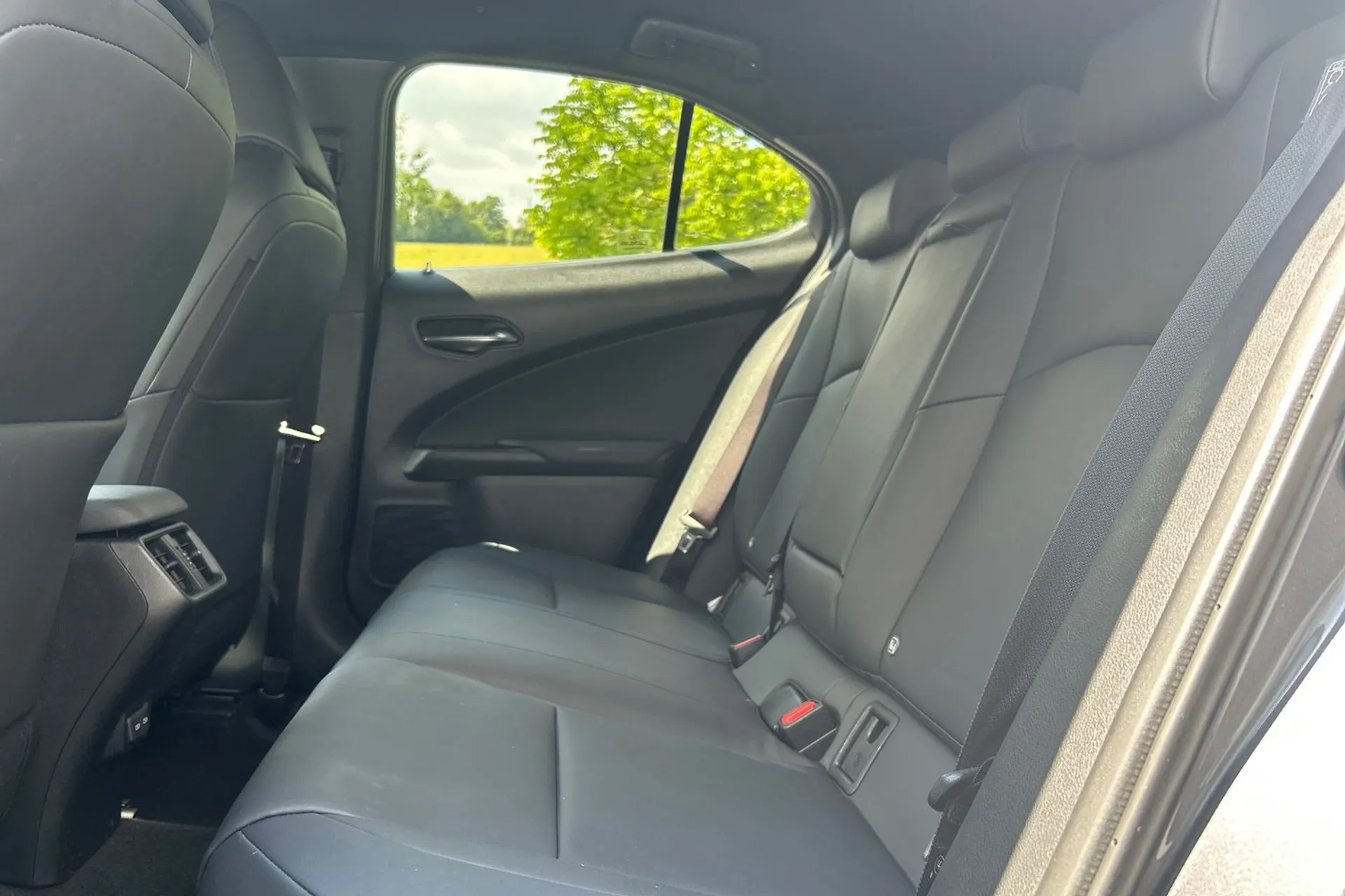 LEXUS UX thumbnail image number 20