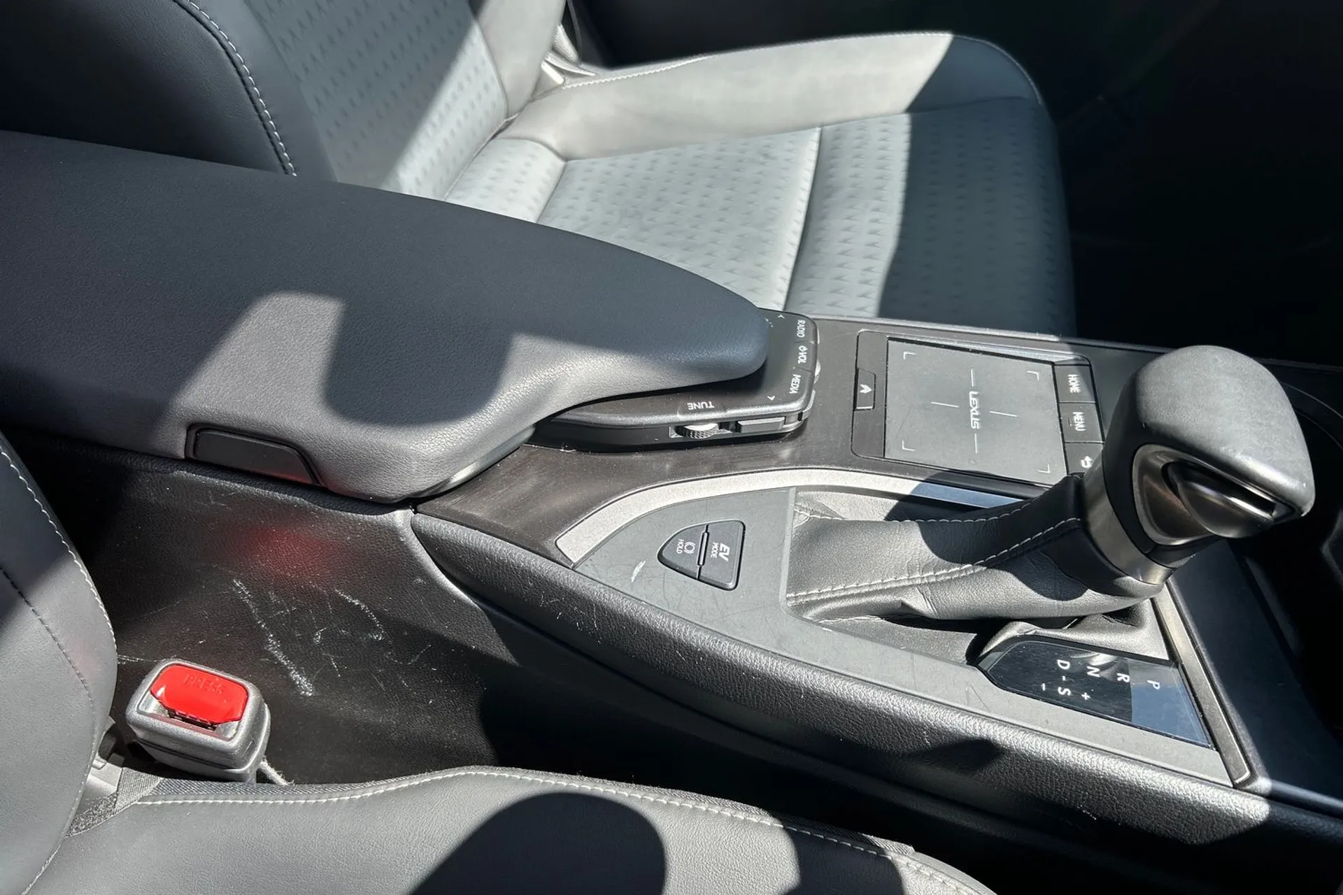 LEXUS UX thumbnail image number 47