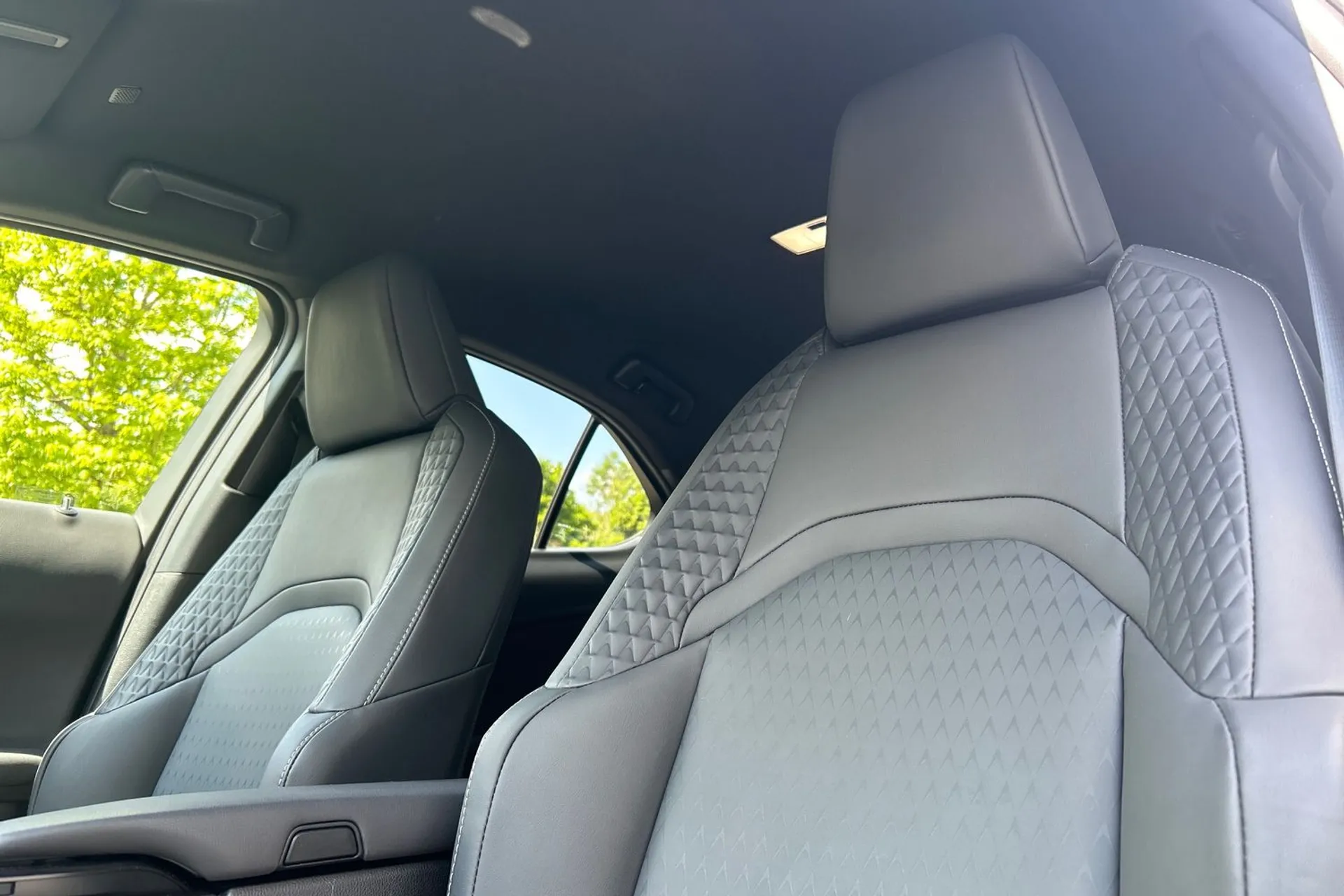 LEXUS UX thumbnail image number 19