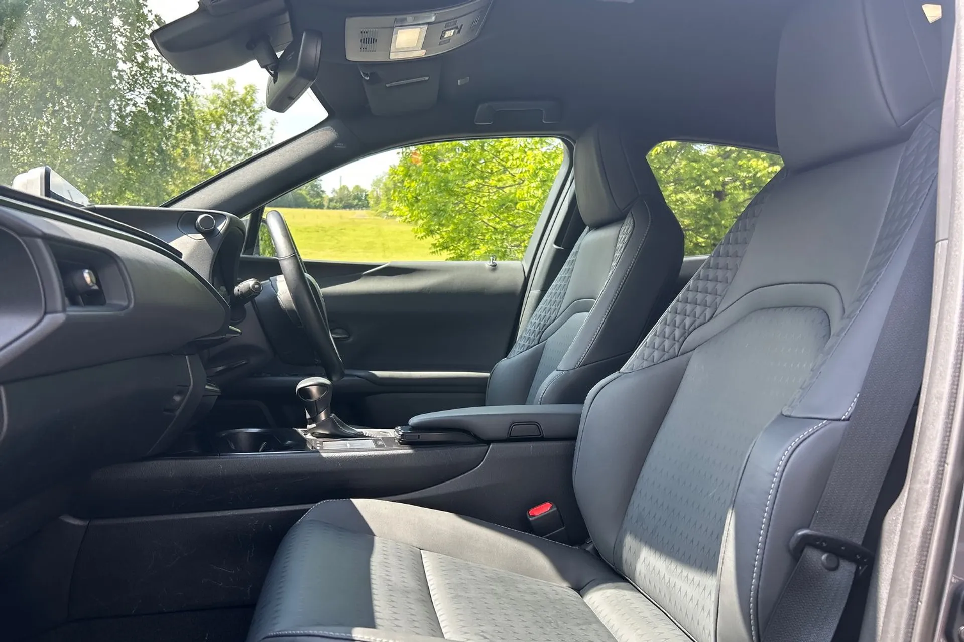 LEXUS UX thumbnail image number 18