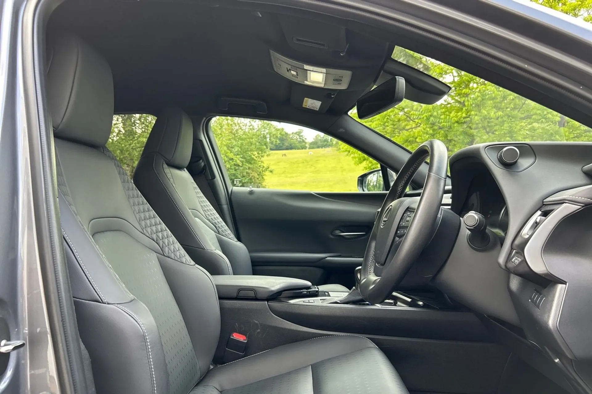 LEXUS UX thumbnail image number 11
