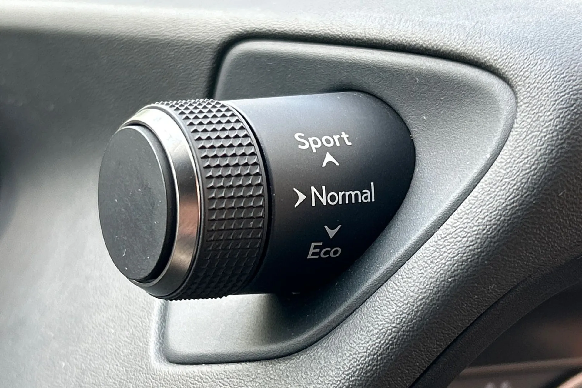 LEXUS UX thumbnail image number 57