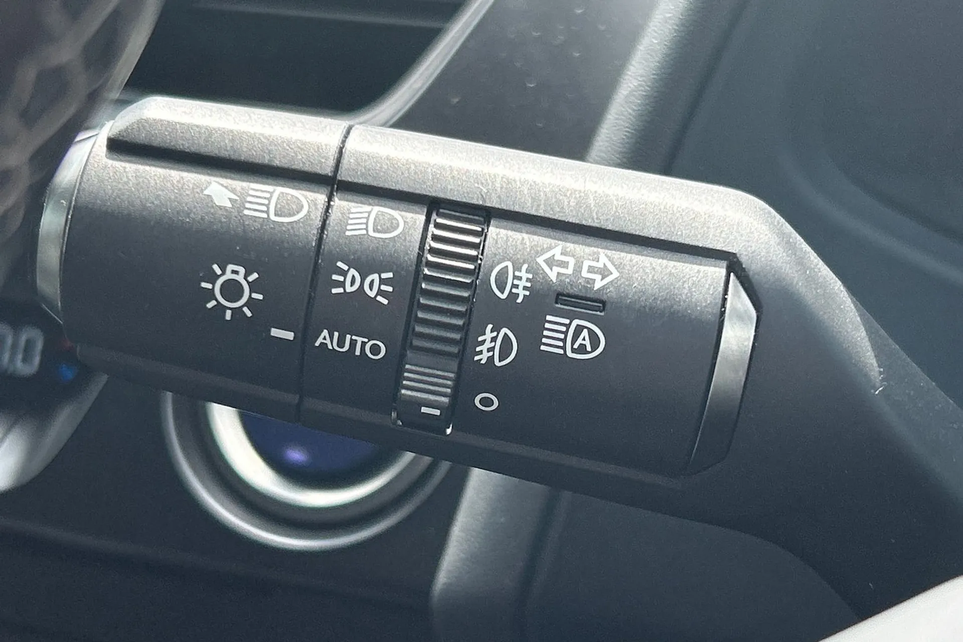 LEXUS UX thumbnail image number 58
