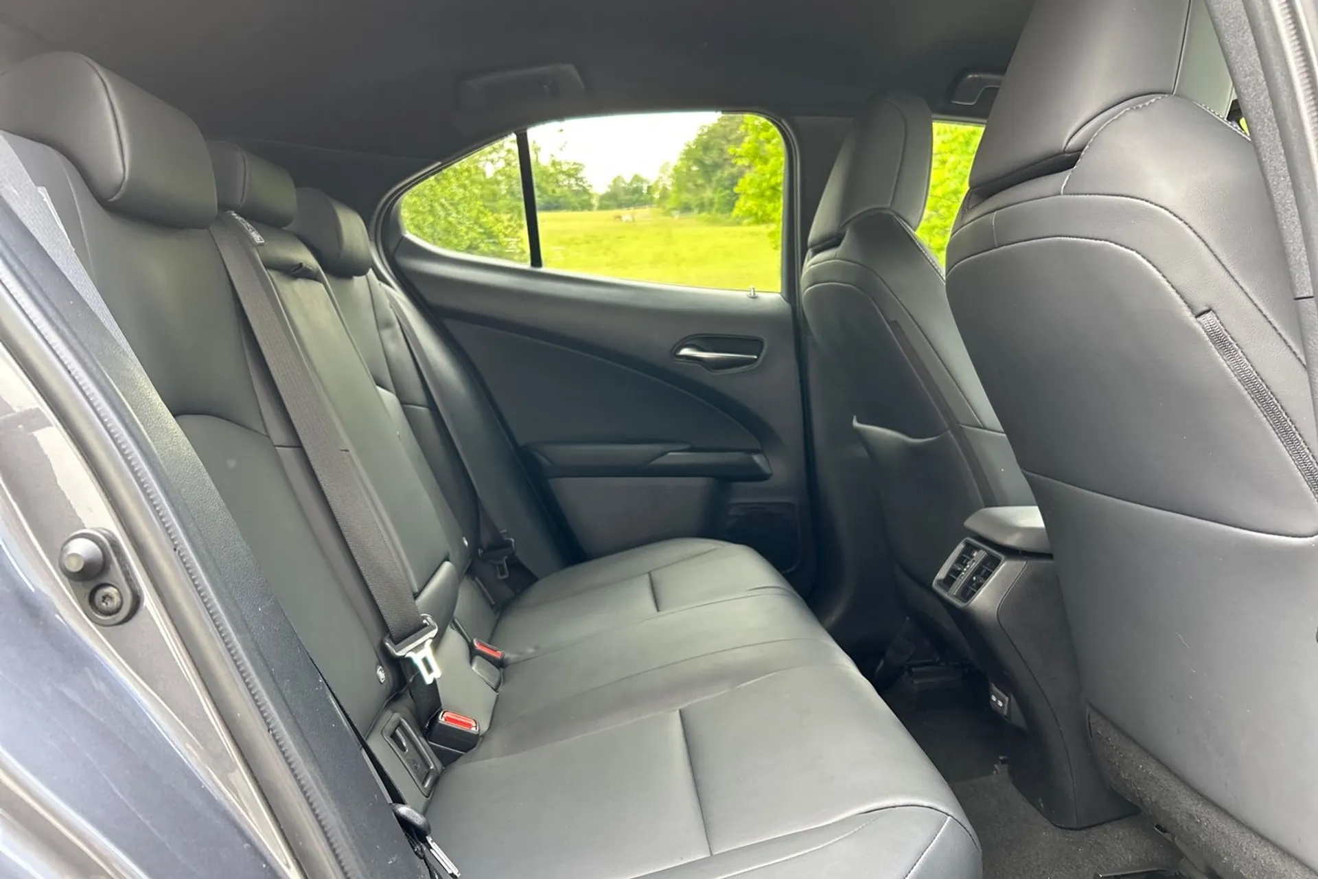 LEXUS UX thumbnail image number 9