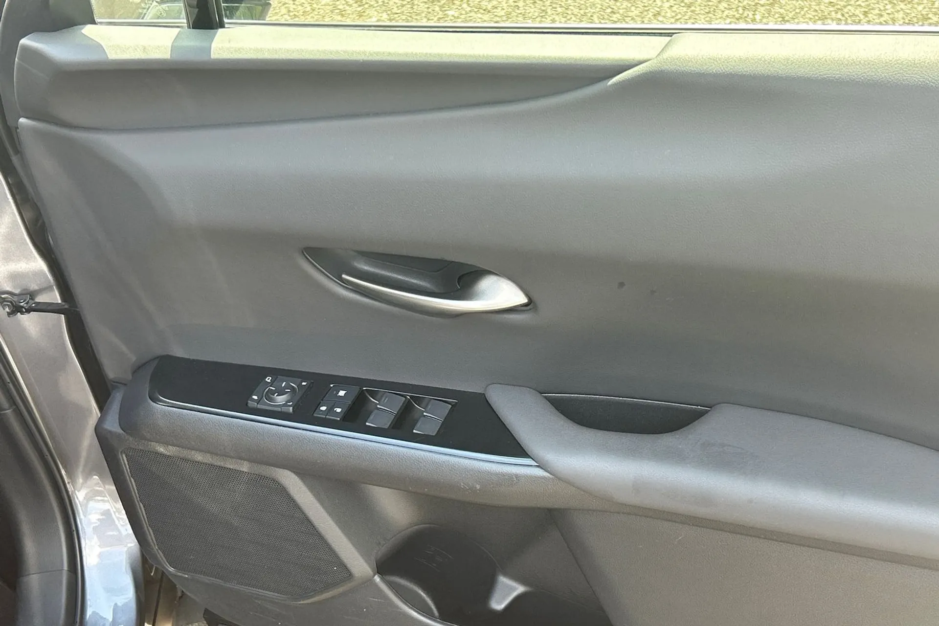 LEXUS UX thumbnail image number 45
