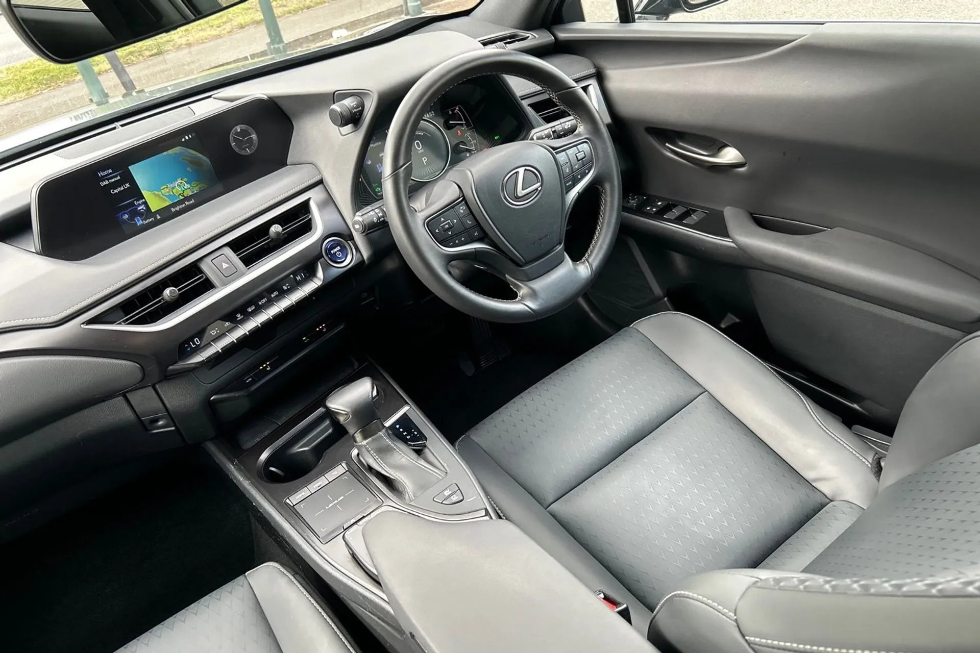 LEXUS UX thumbnail image number 40