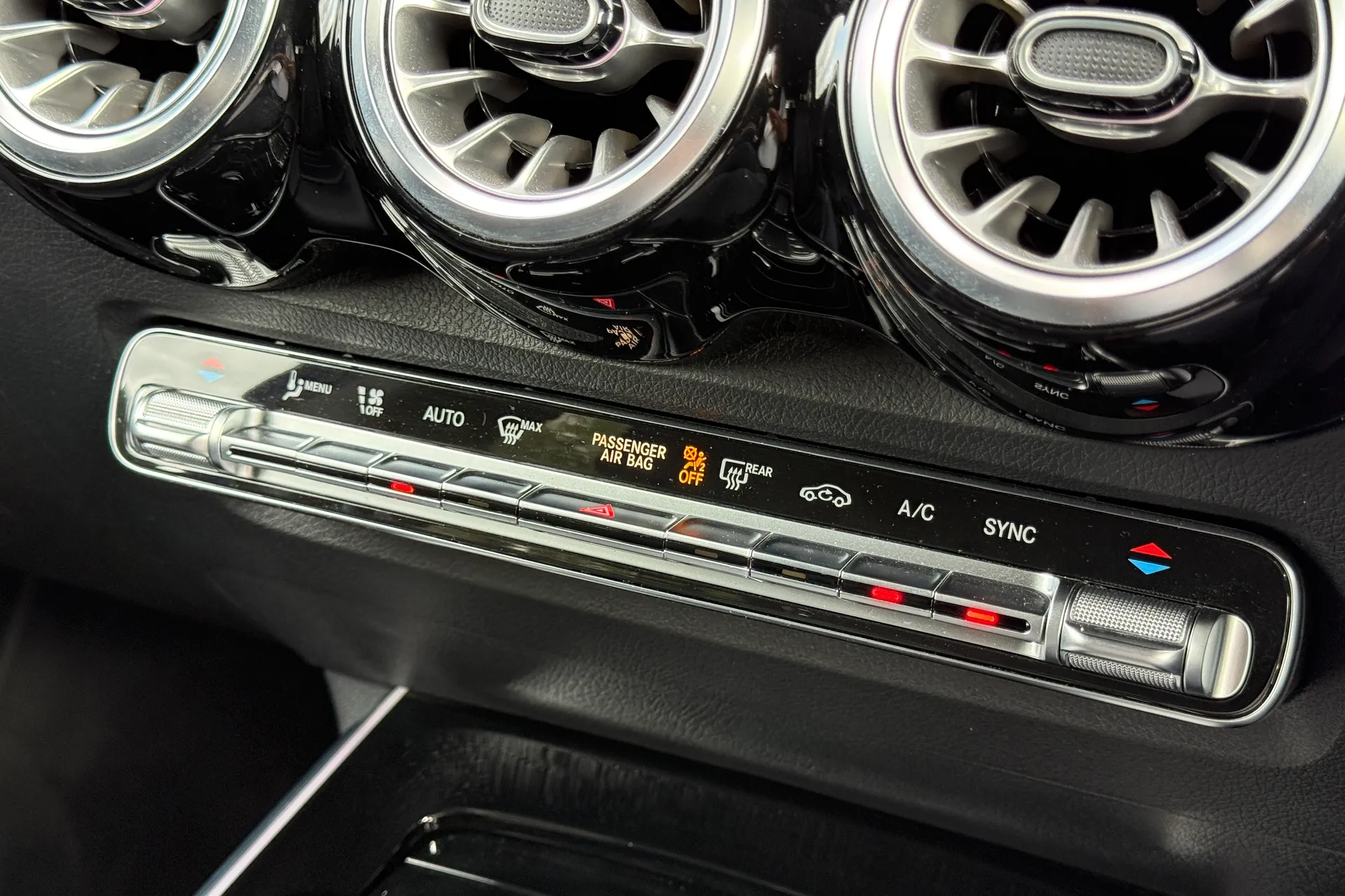 MERCEDES-BENZ GLB thumbnail image number 42