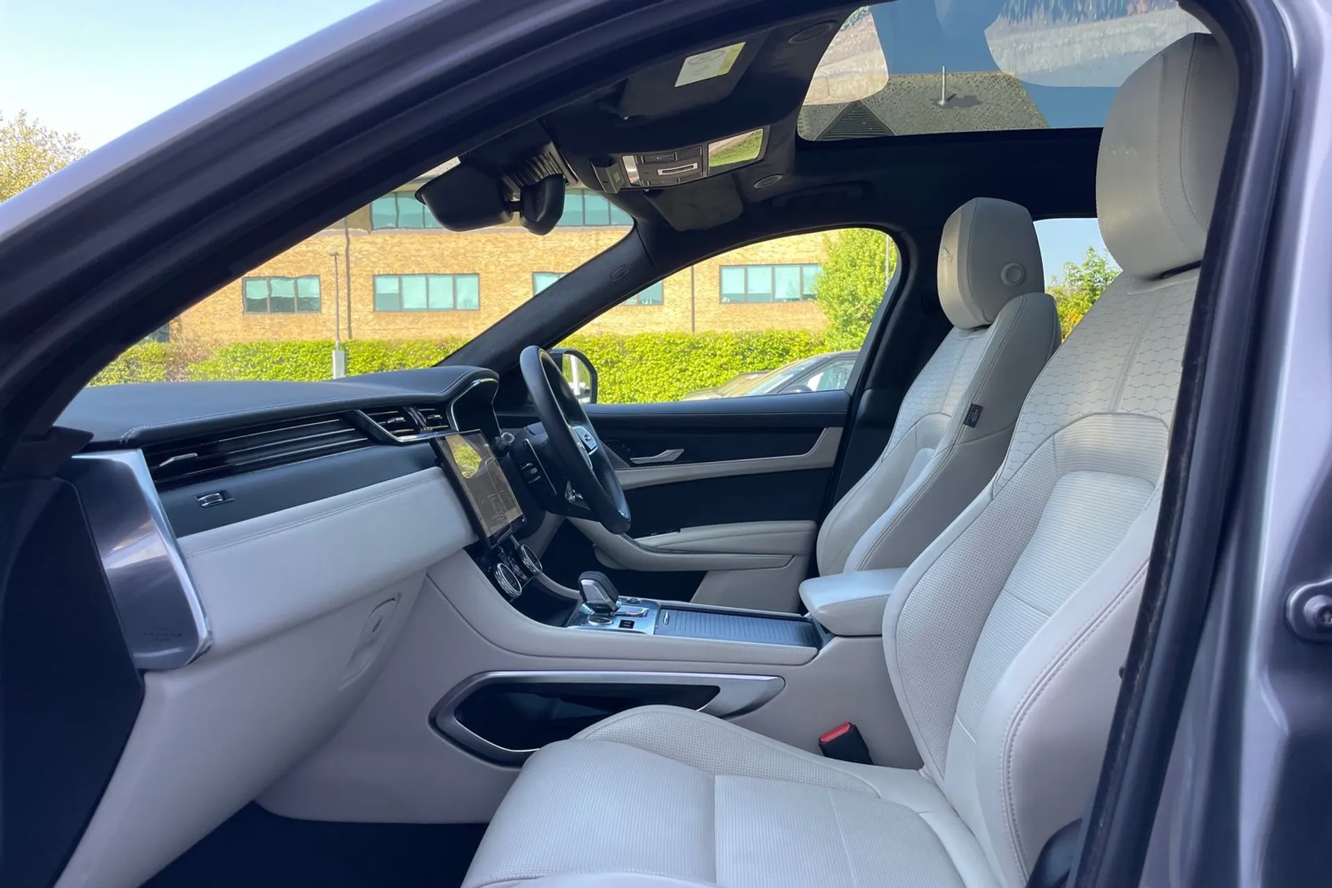 Jaguar F-PACE thumbnail image number 45