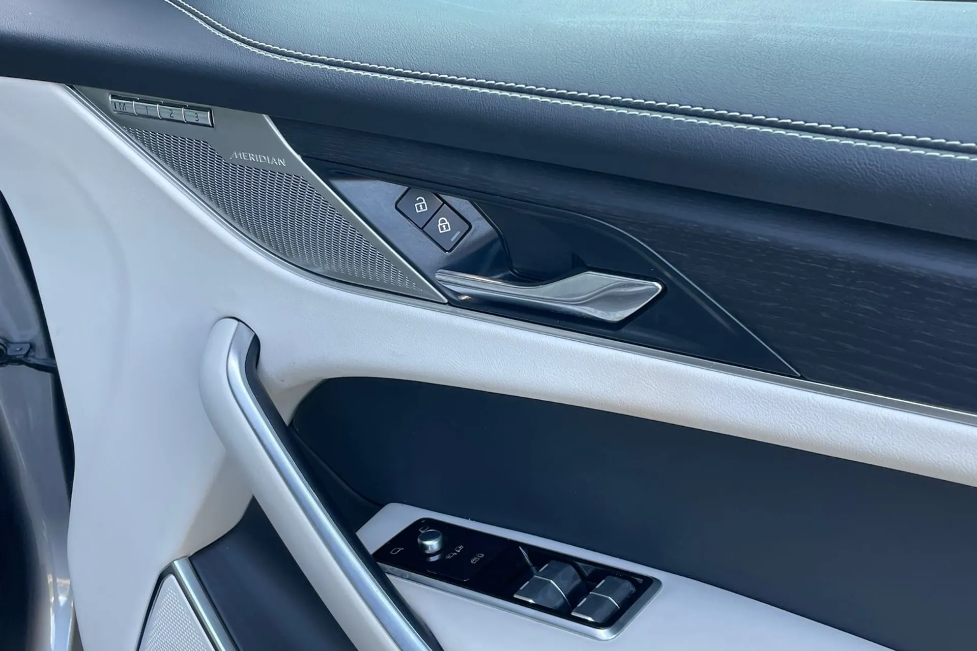 Jaguar F-PACE thumbnail image number 51