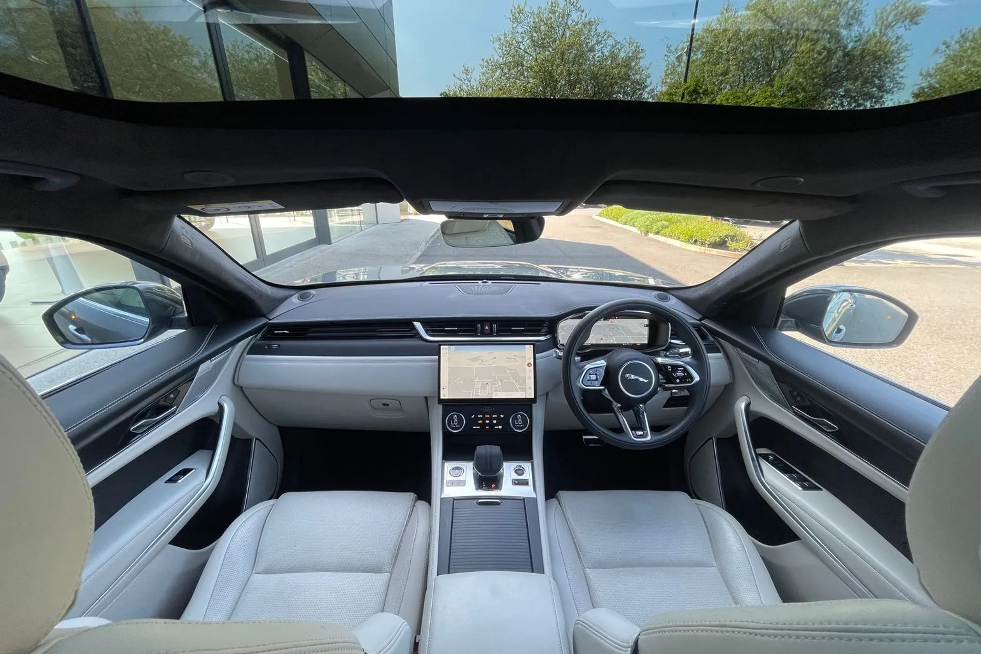 Jaguar F-PACE thumbnail image number 4
