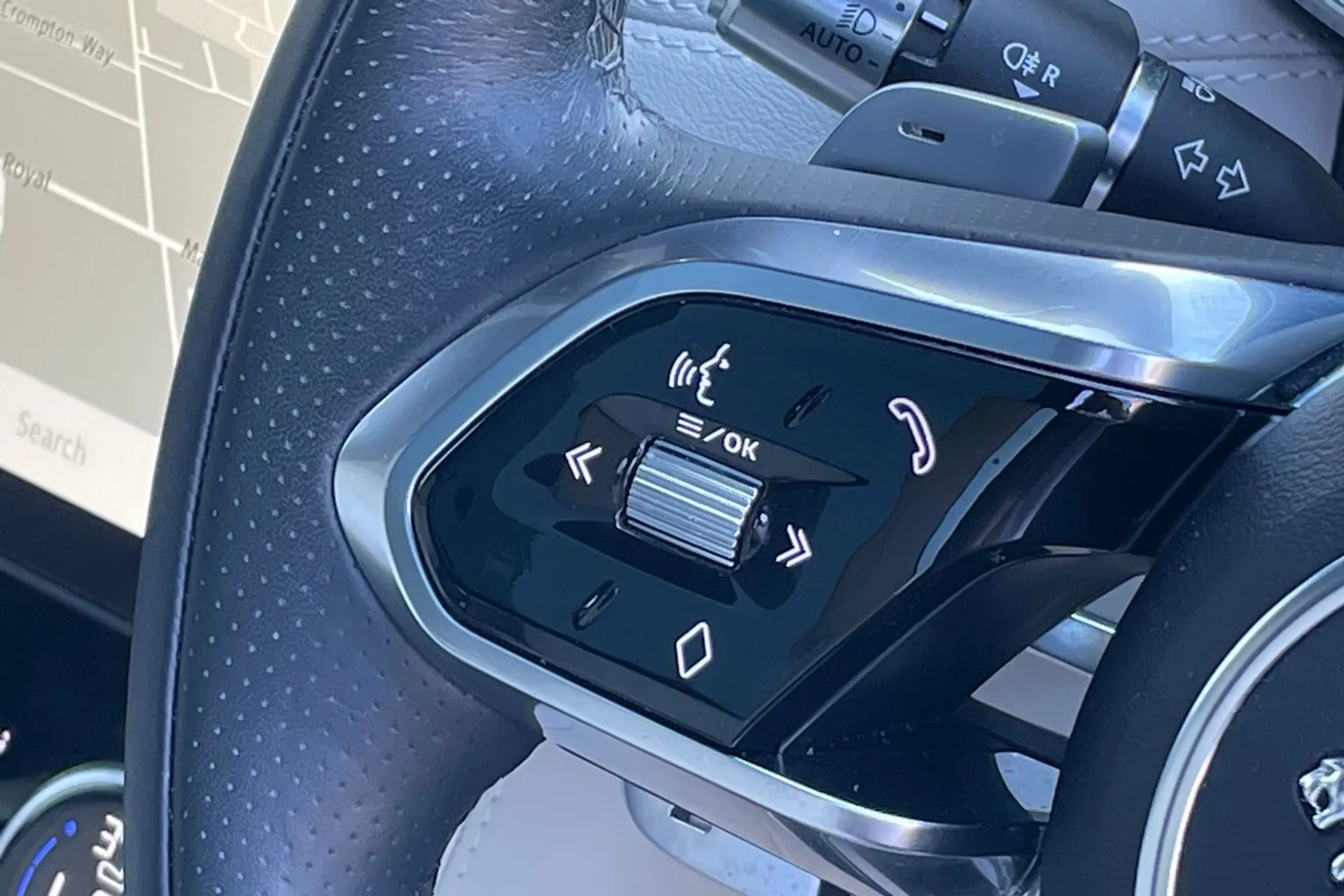 Jaguar F-PACE thumbnail image number 46