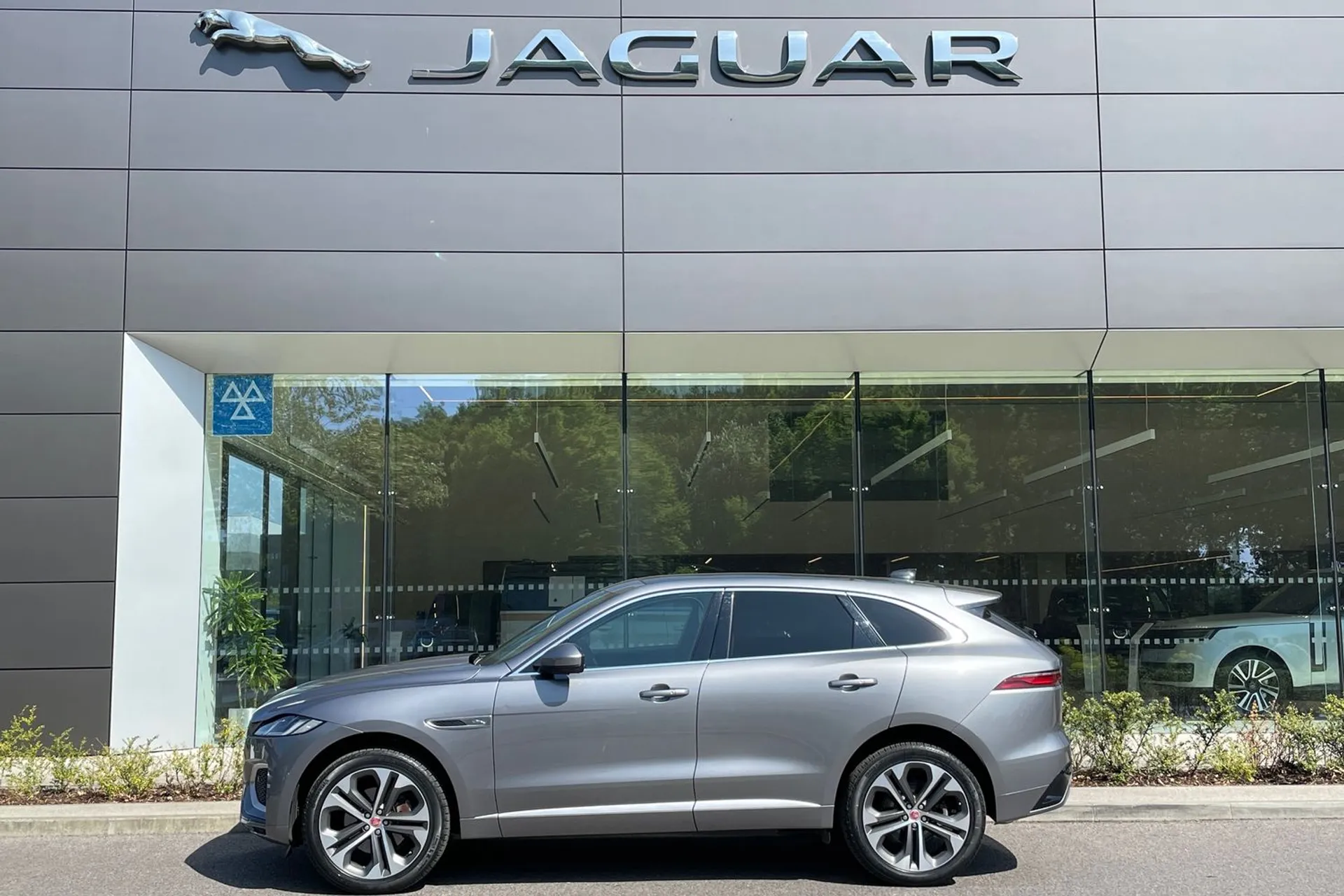 Jaguar F-PACE thumbnail image number 10
