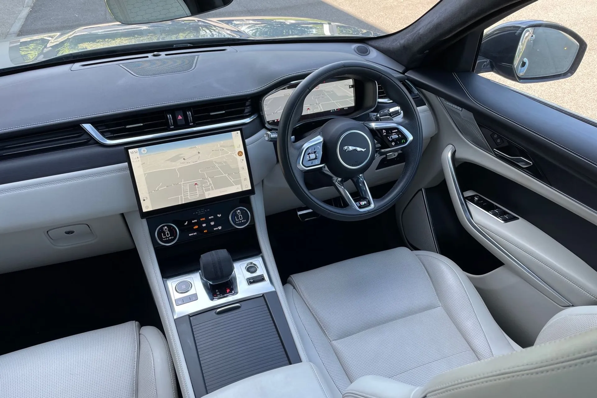 Jaguar F-PACE thumbnail image number 27