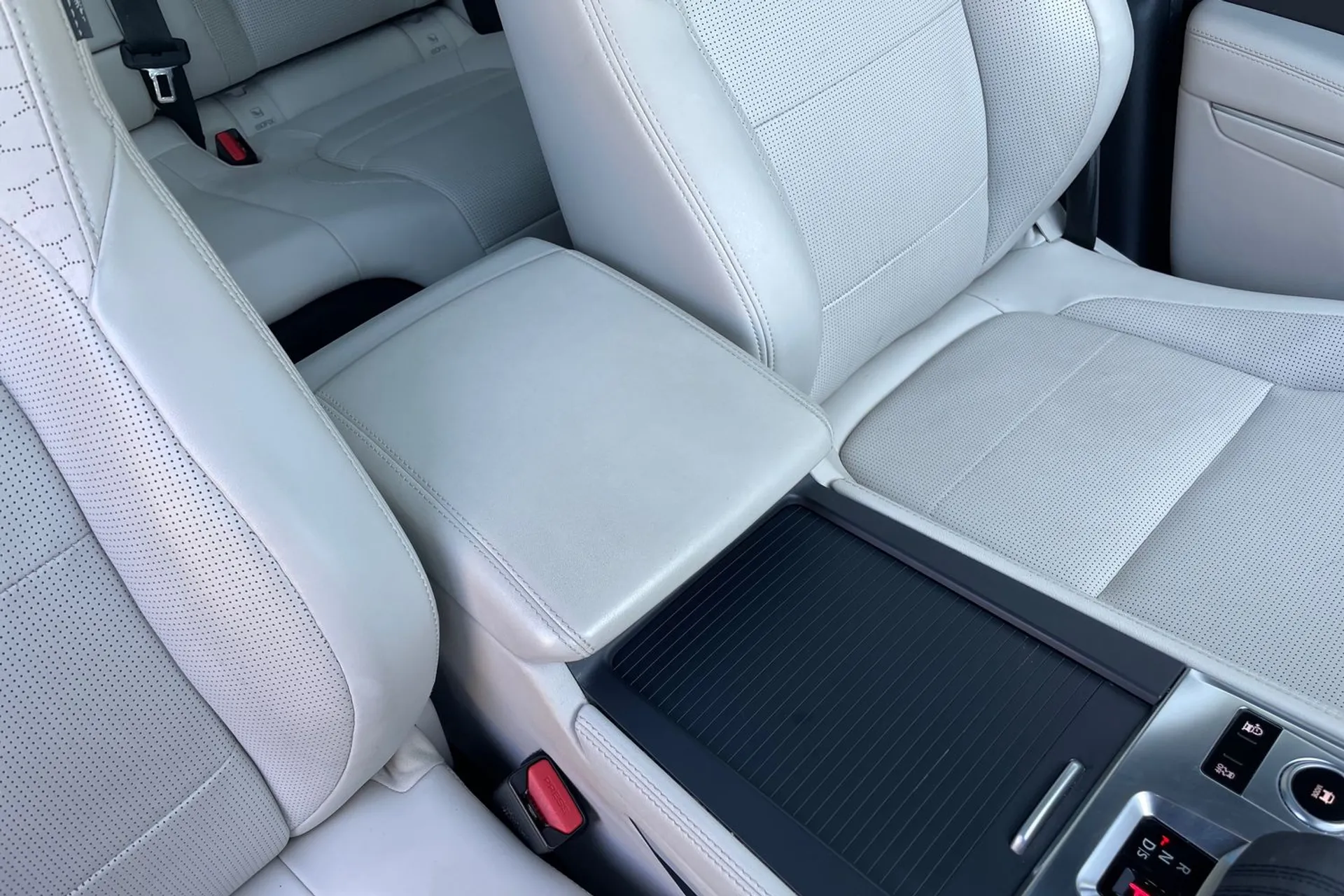 Jaguar F-PACE thumbnail image number 52