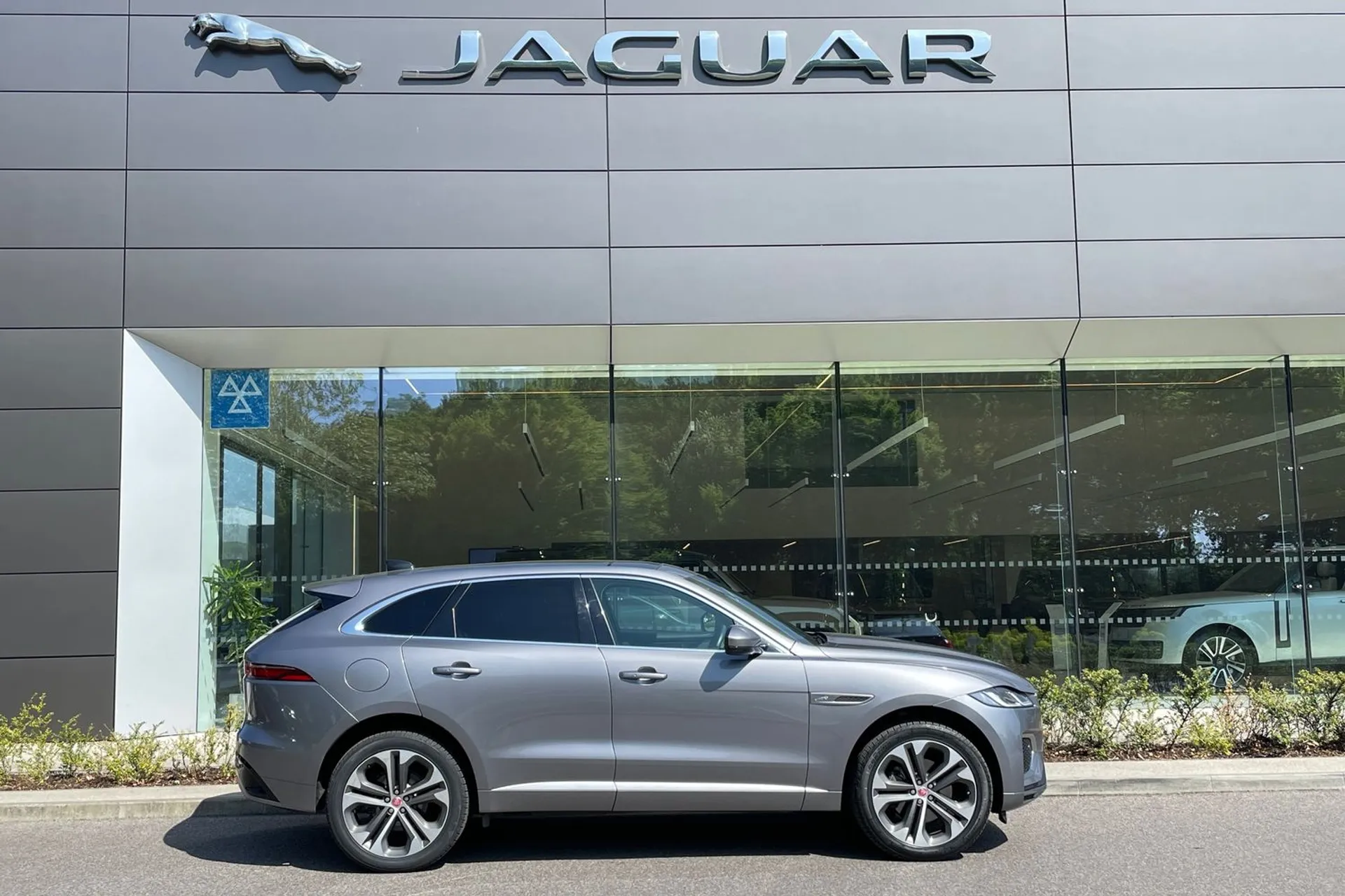Jaguar F-PACE thumbnail image number 2