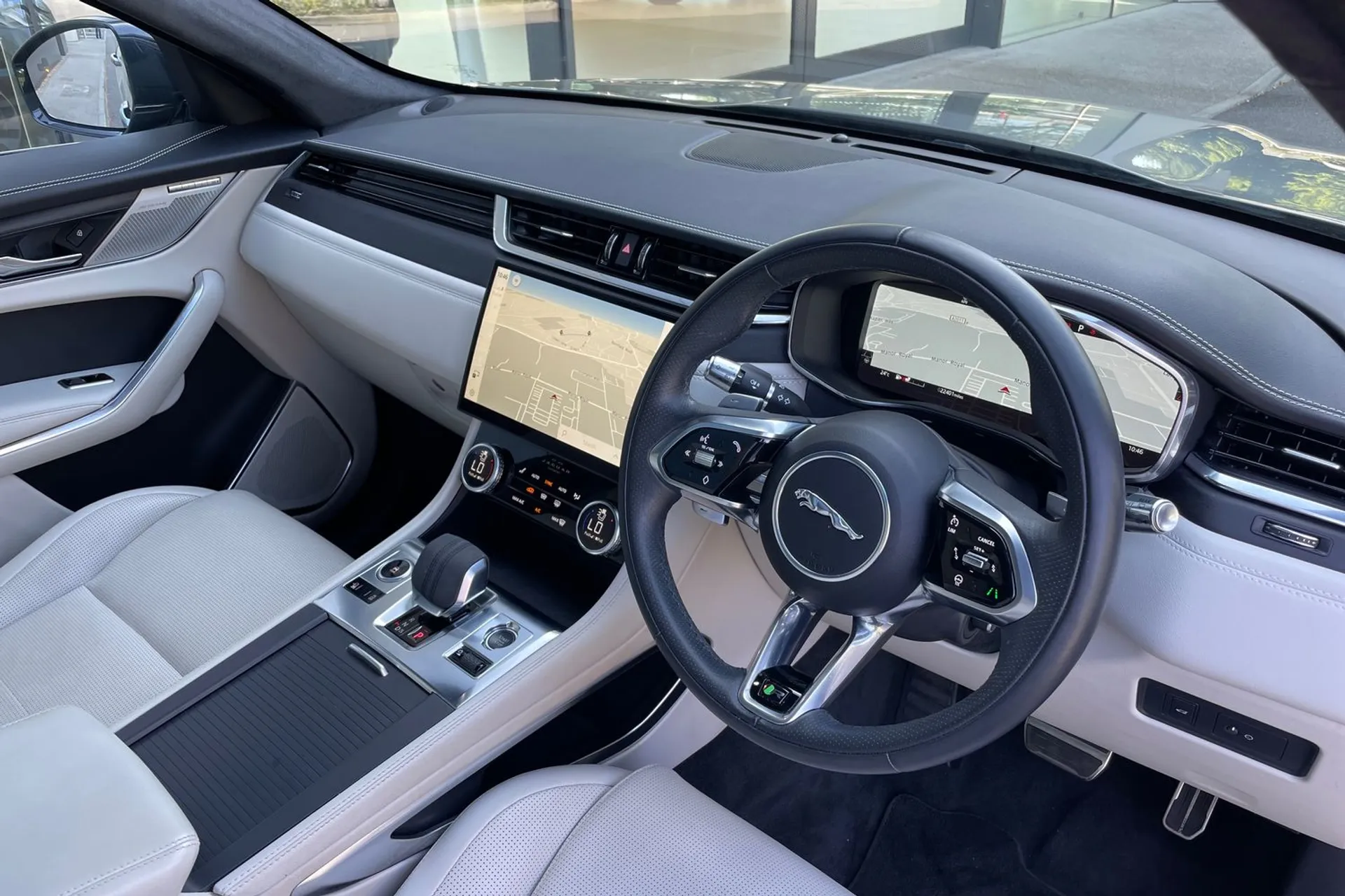 Jaguar F-PACE thumbnail image number 42