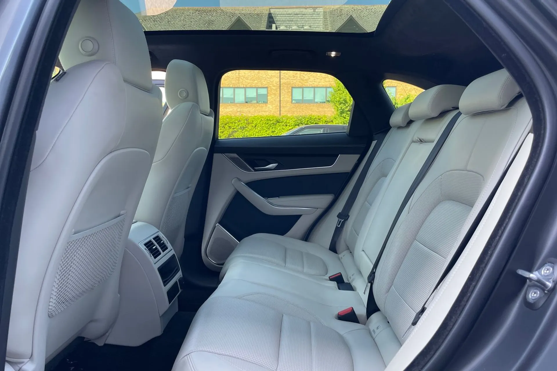 Jaguar F-PACE thumbnail image number 41