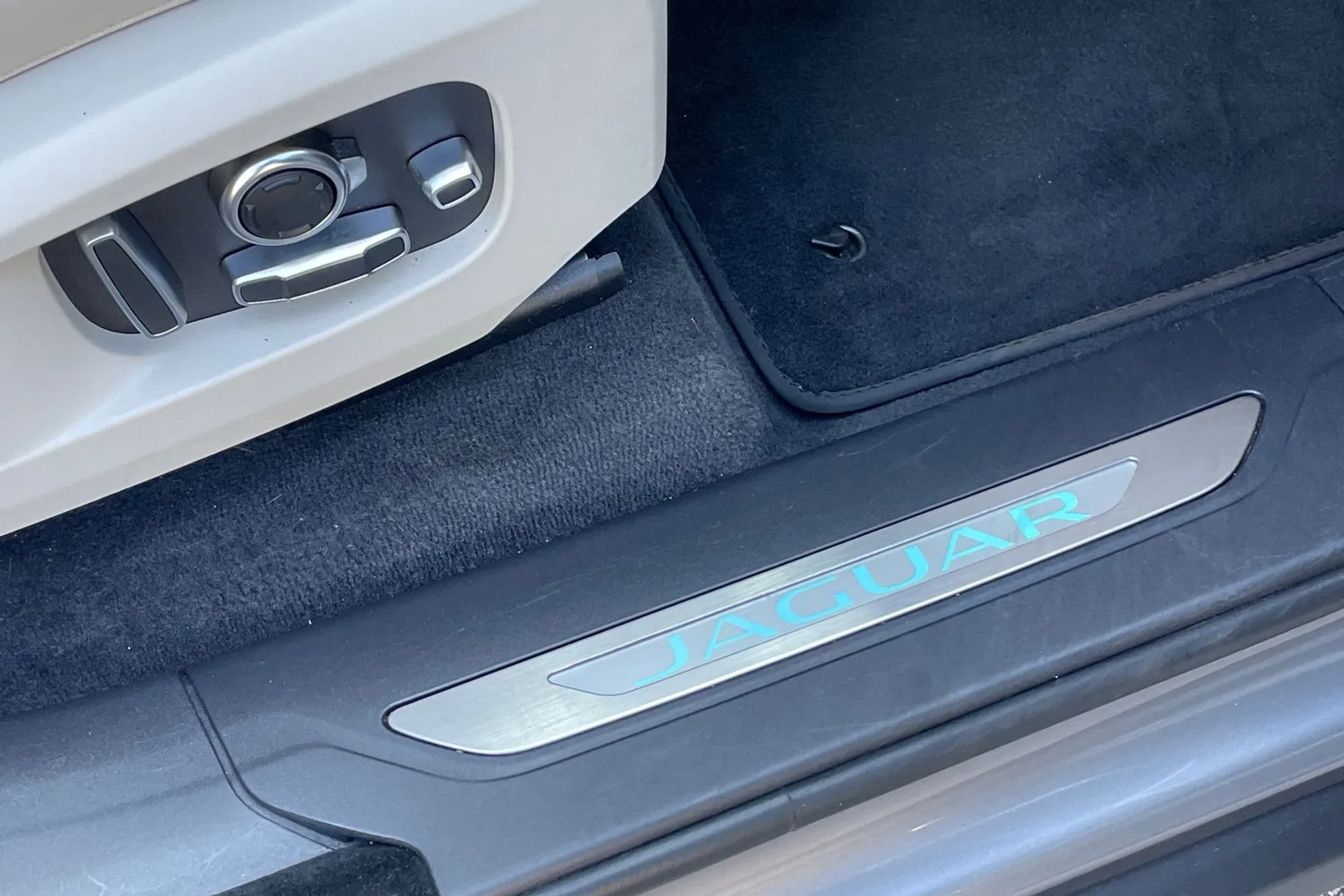 Jaguar F-PACE thumbnail image number 28