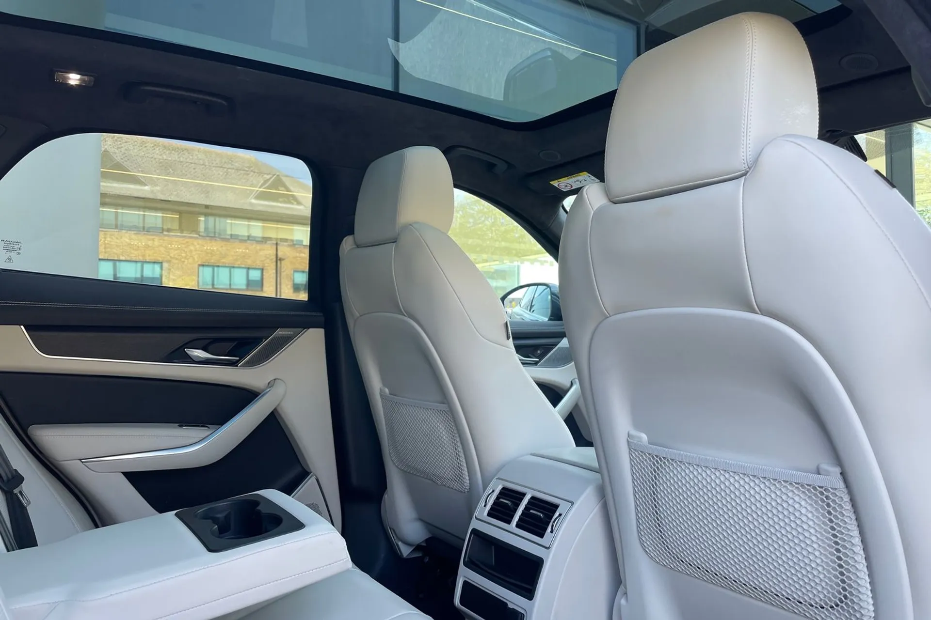Jaguar F-PACE thumbnail image number 38