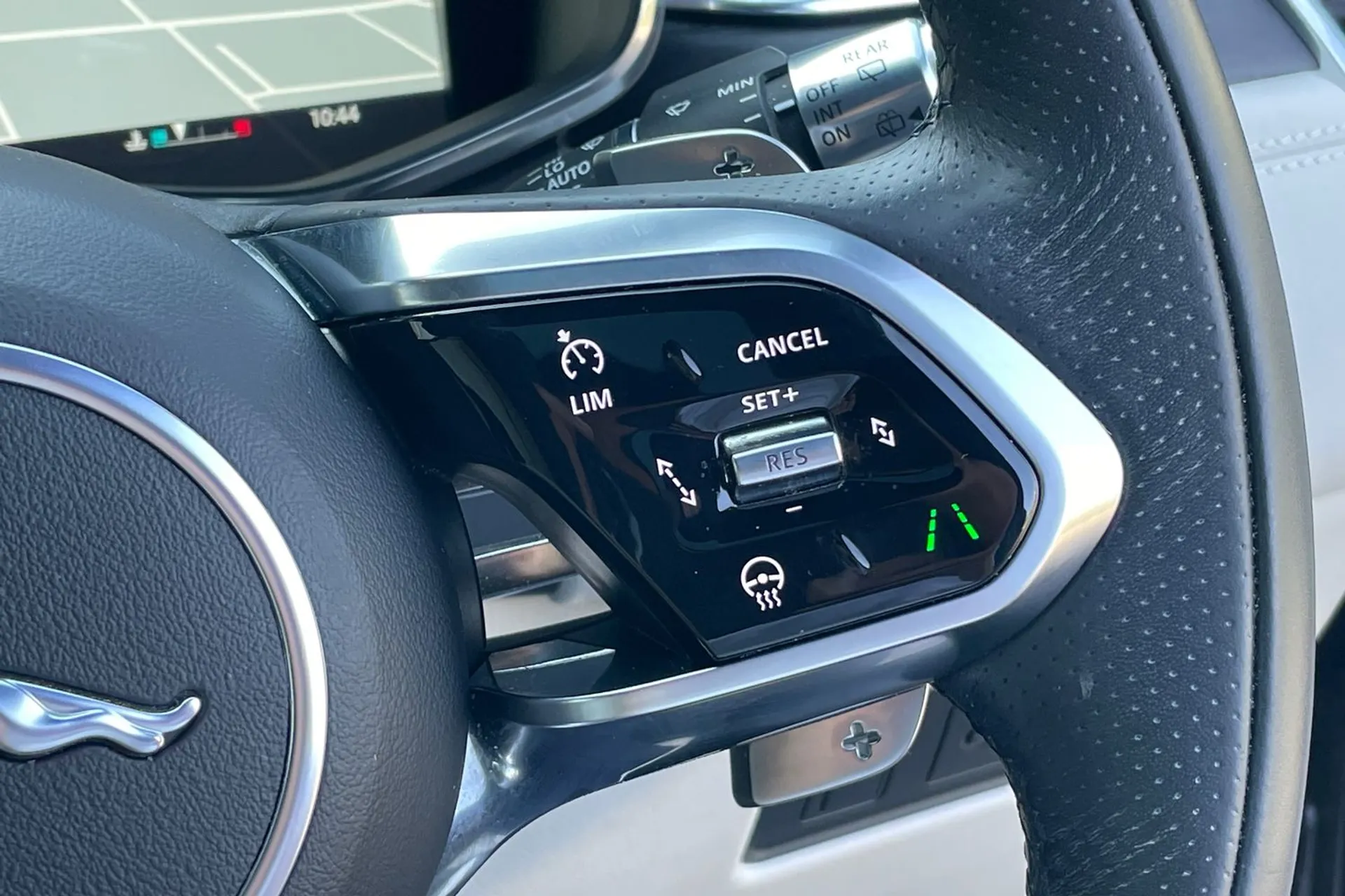 Jaguar F-PACE thumbnail image number 49