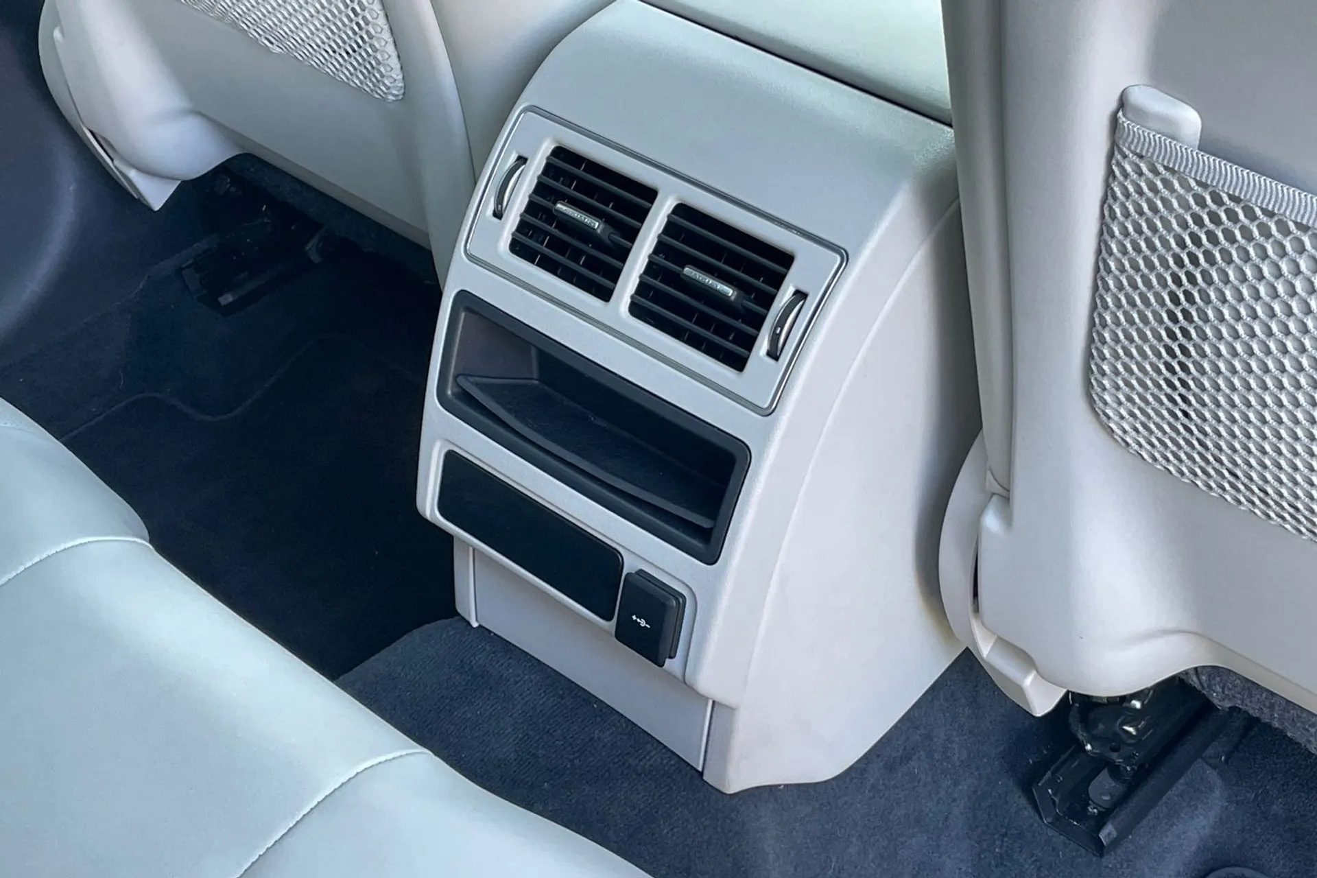 Jaguar F-PACE thumbnail image number 39