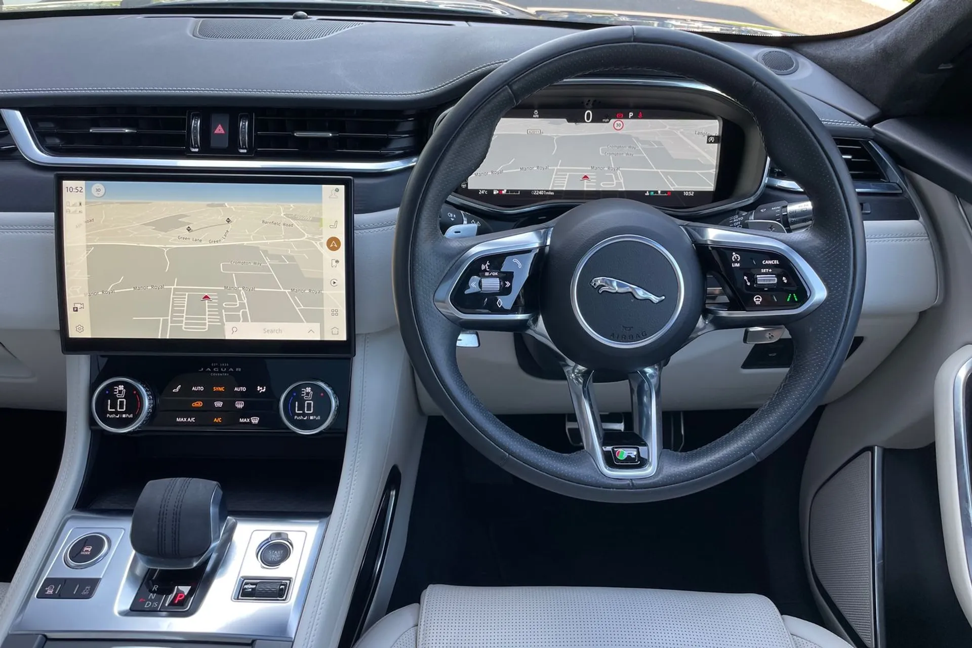 Jaguar F-PACE thumbnail image number 21