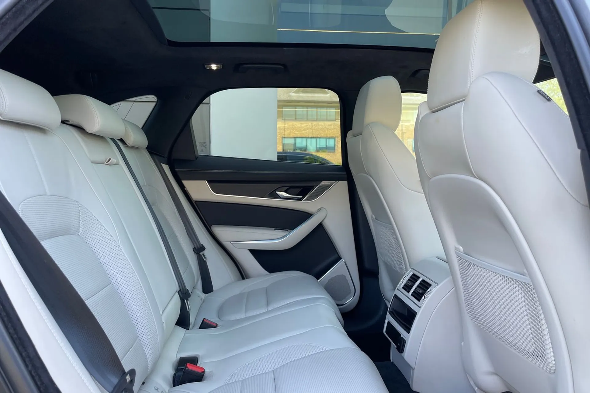 Jaguar F-PACE thumbnail image number 37