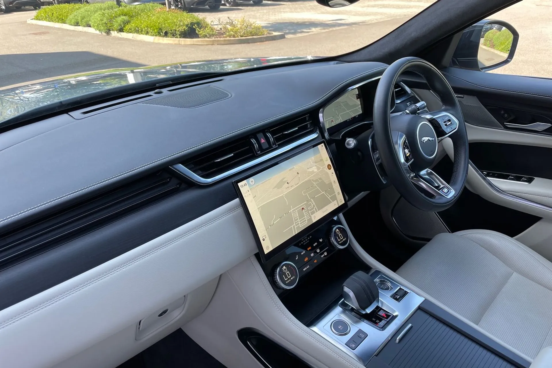Jaguar F-PACE thumbnail image number 44