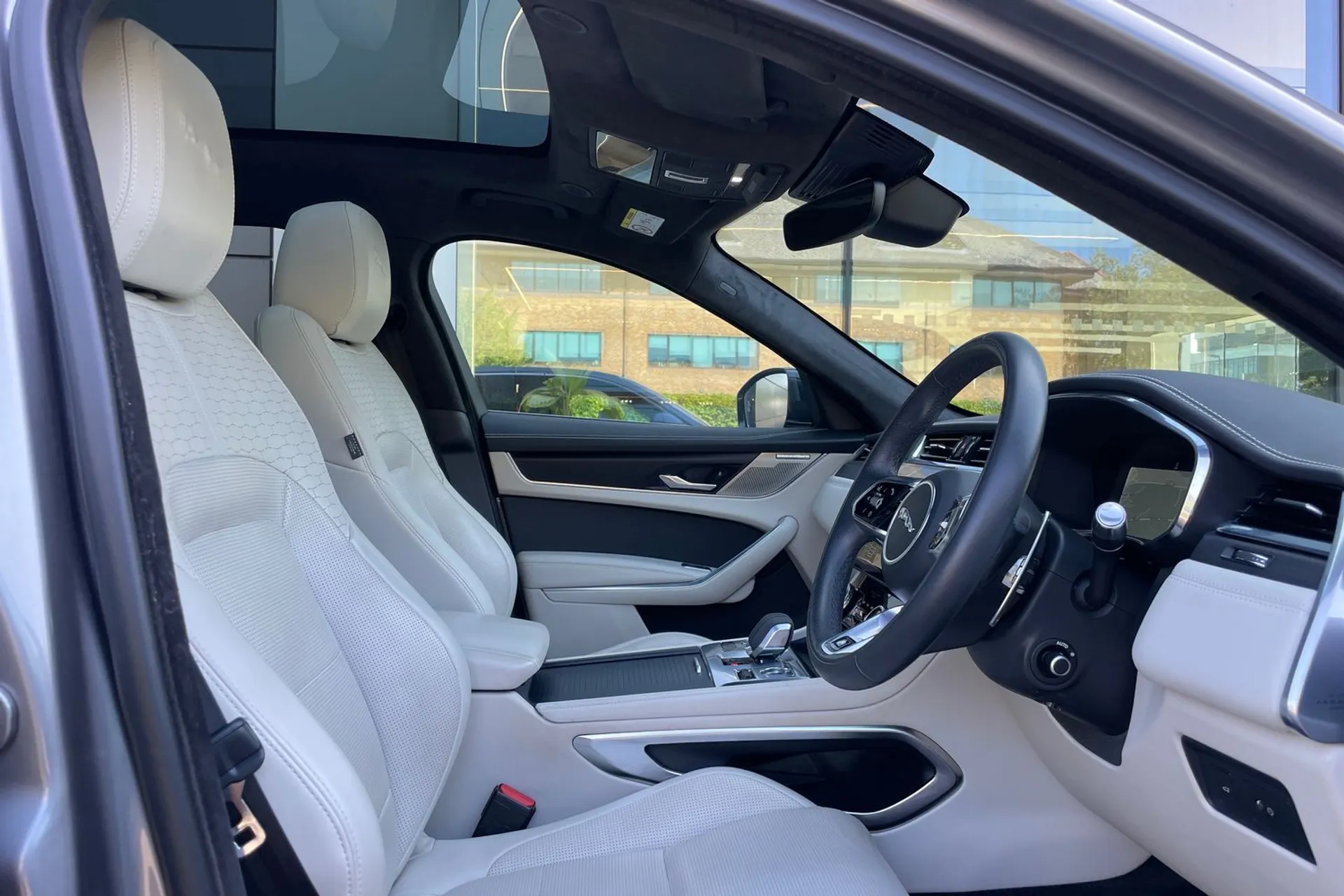 Jaguar F-PACE thumbnail image number 43
