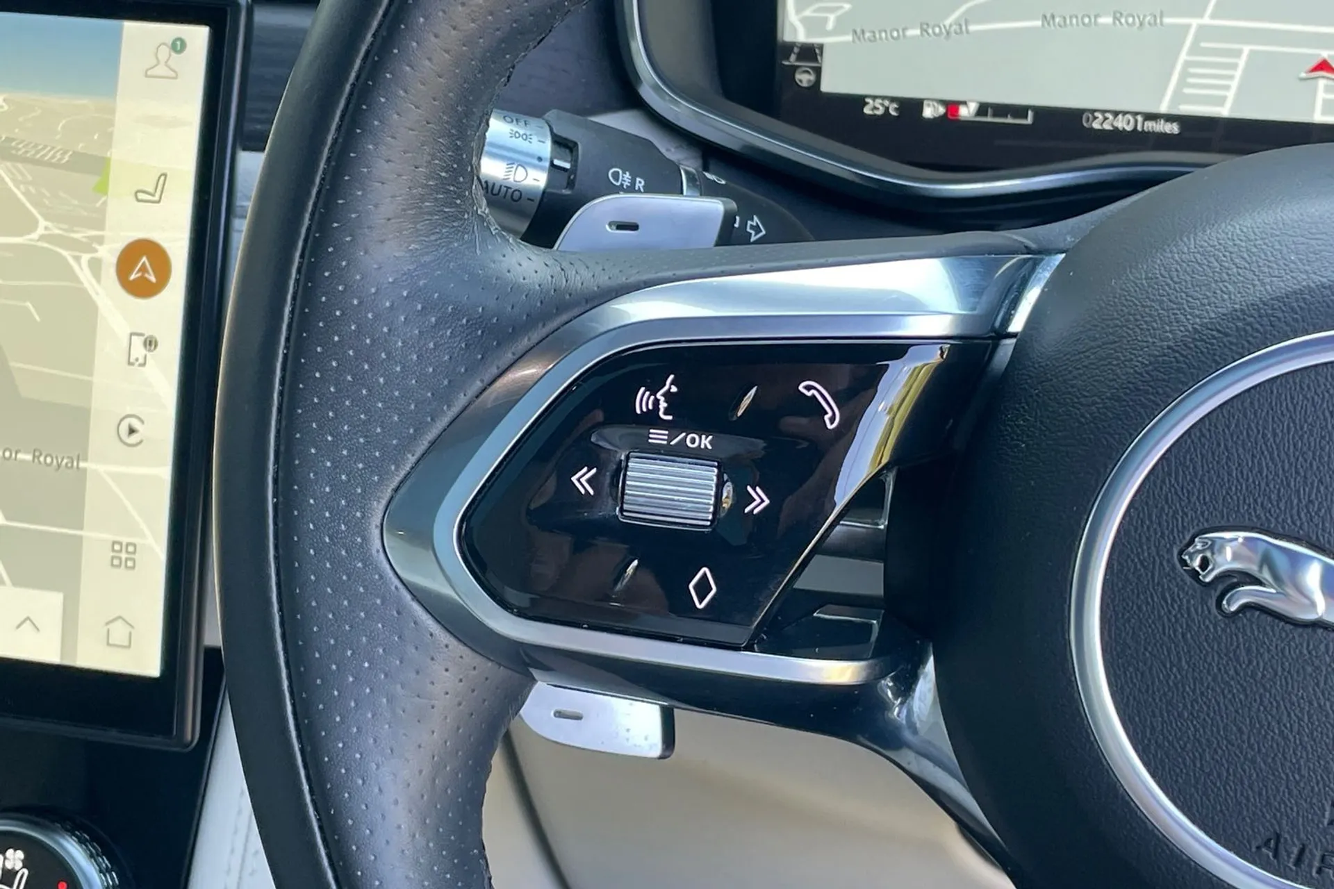 Jaguar F-PACE thumbnail image number 48