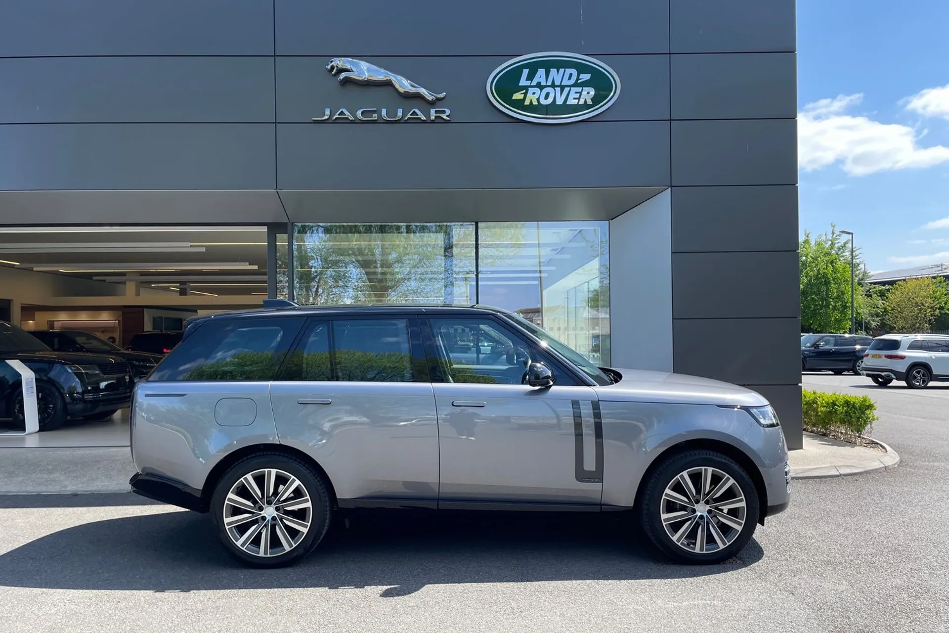 LAND ROVER RANGE ROVER thumbnail image number 2
