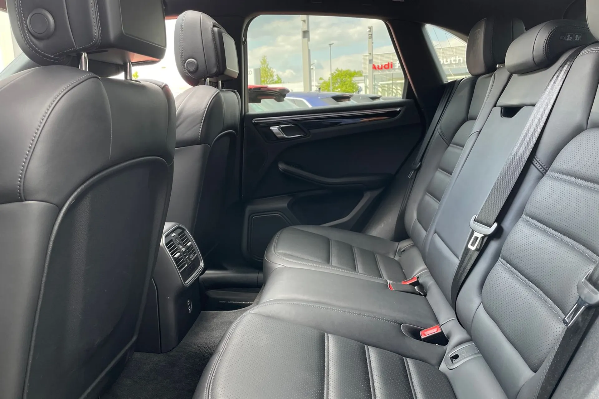 Porsche MACAN thumbnail image number 29