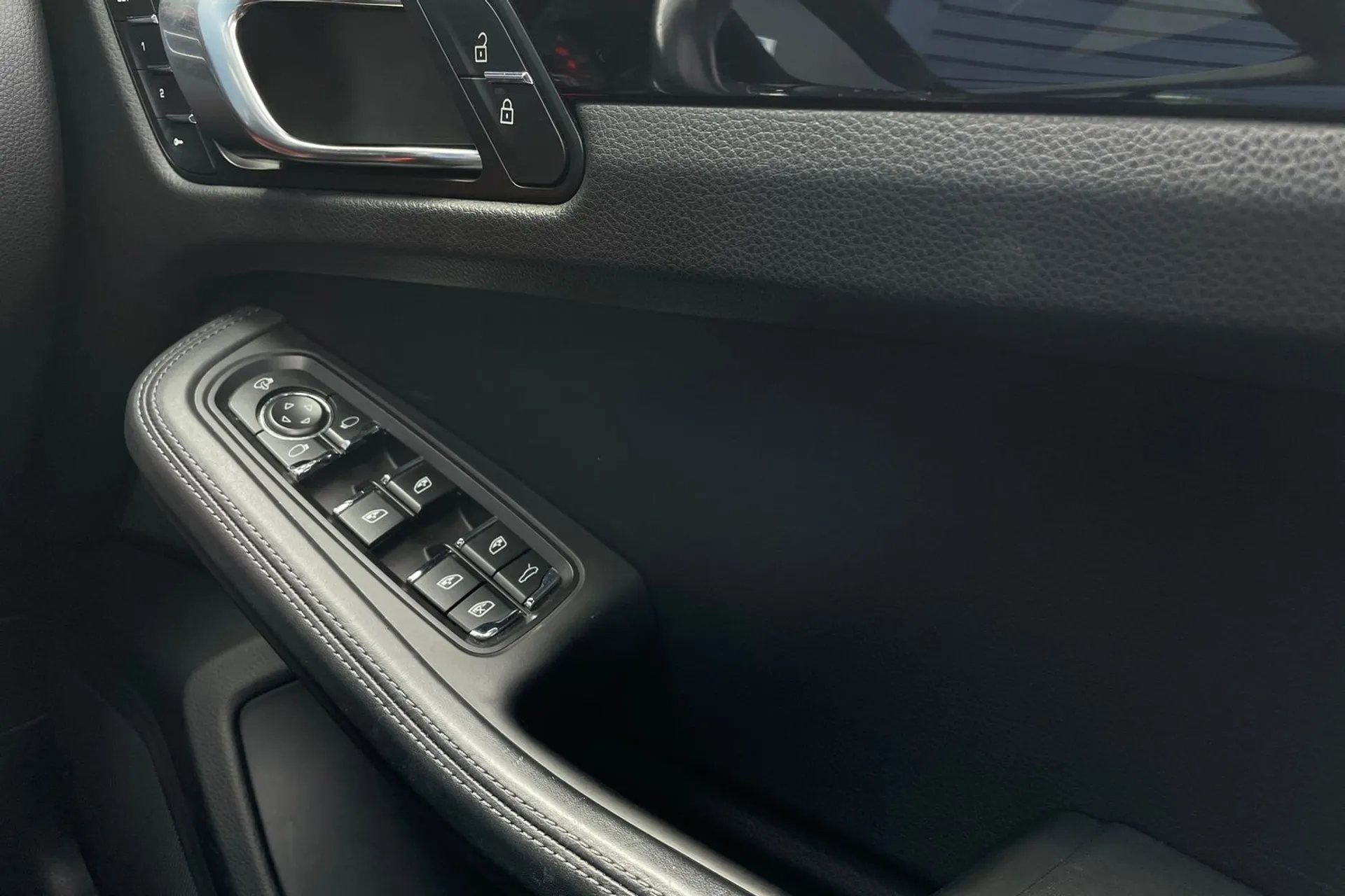 Porsche MACAN thumbnail image number 39