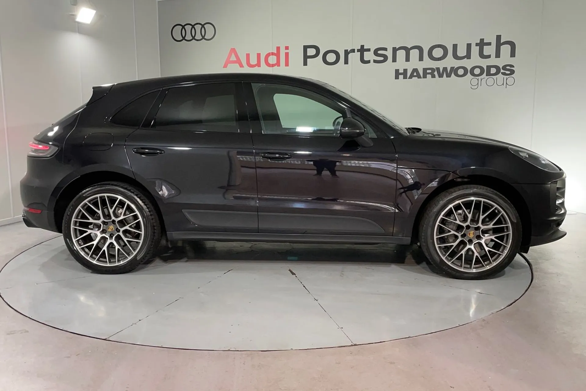 Porsche MACAN thumbnail image number 2