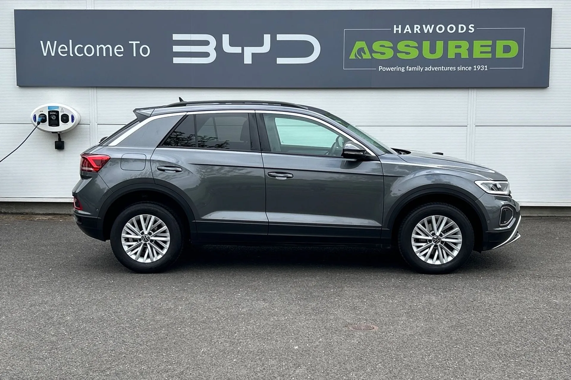 VOLKSWAGEN T-ROC thumbnail image number 2