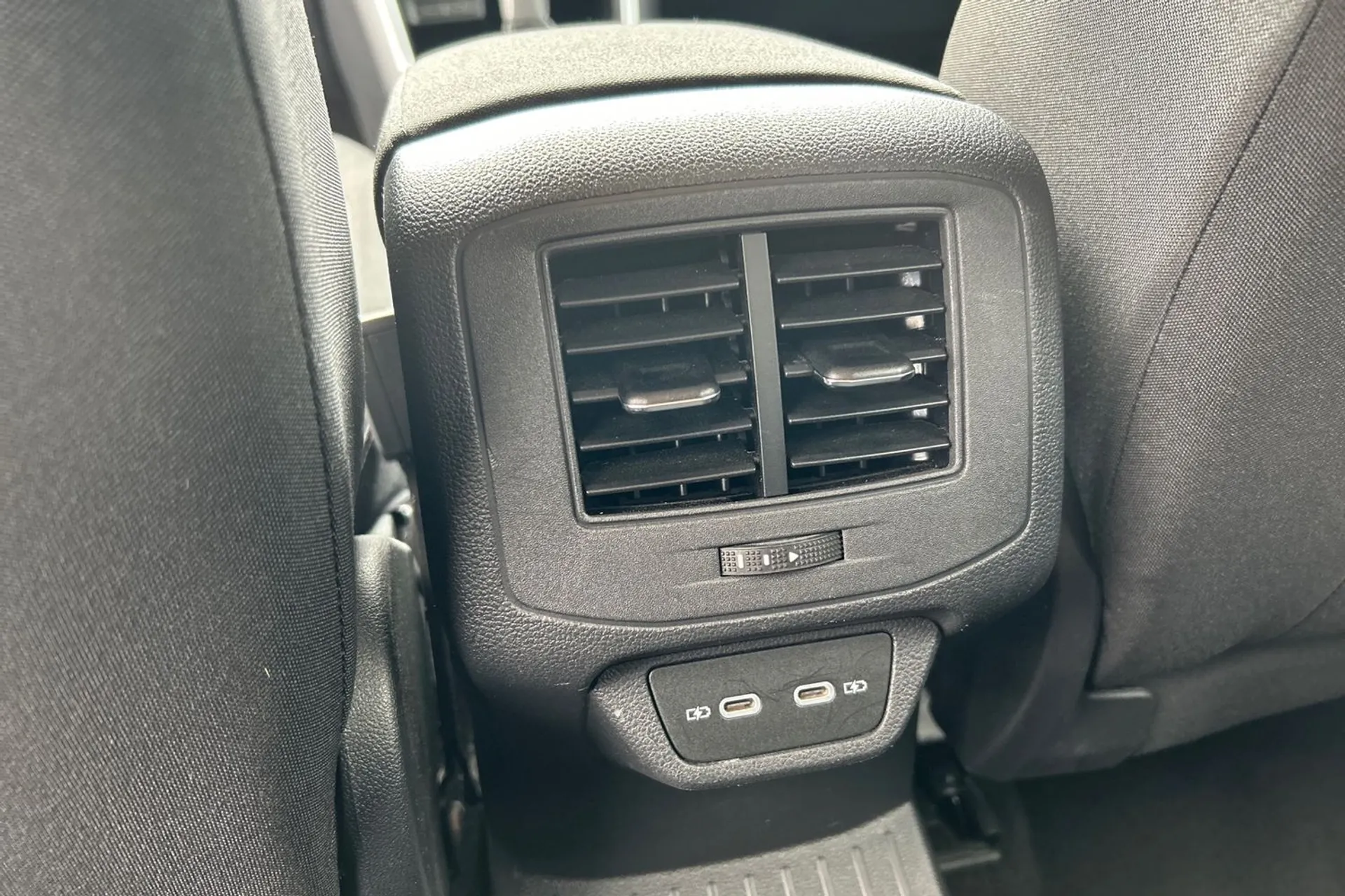 VOLKSWAGEN T-ROC thumbnail image number 26