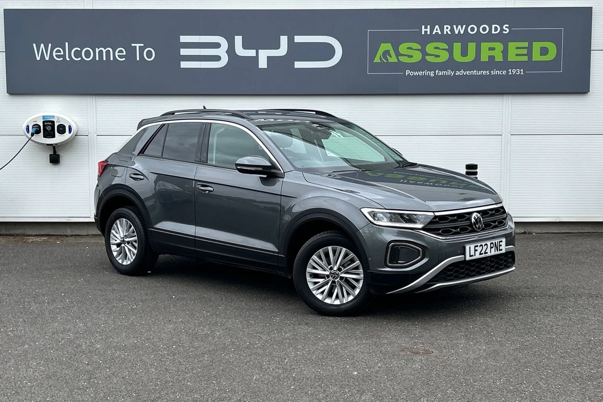 VOLKSWAGEN T-ROC focused image
